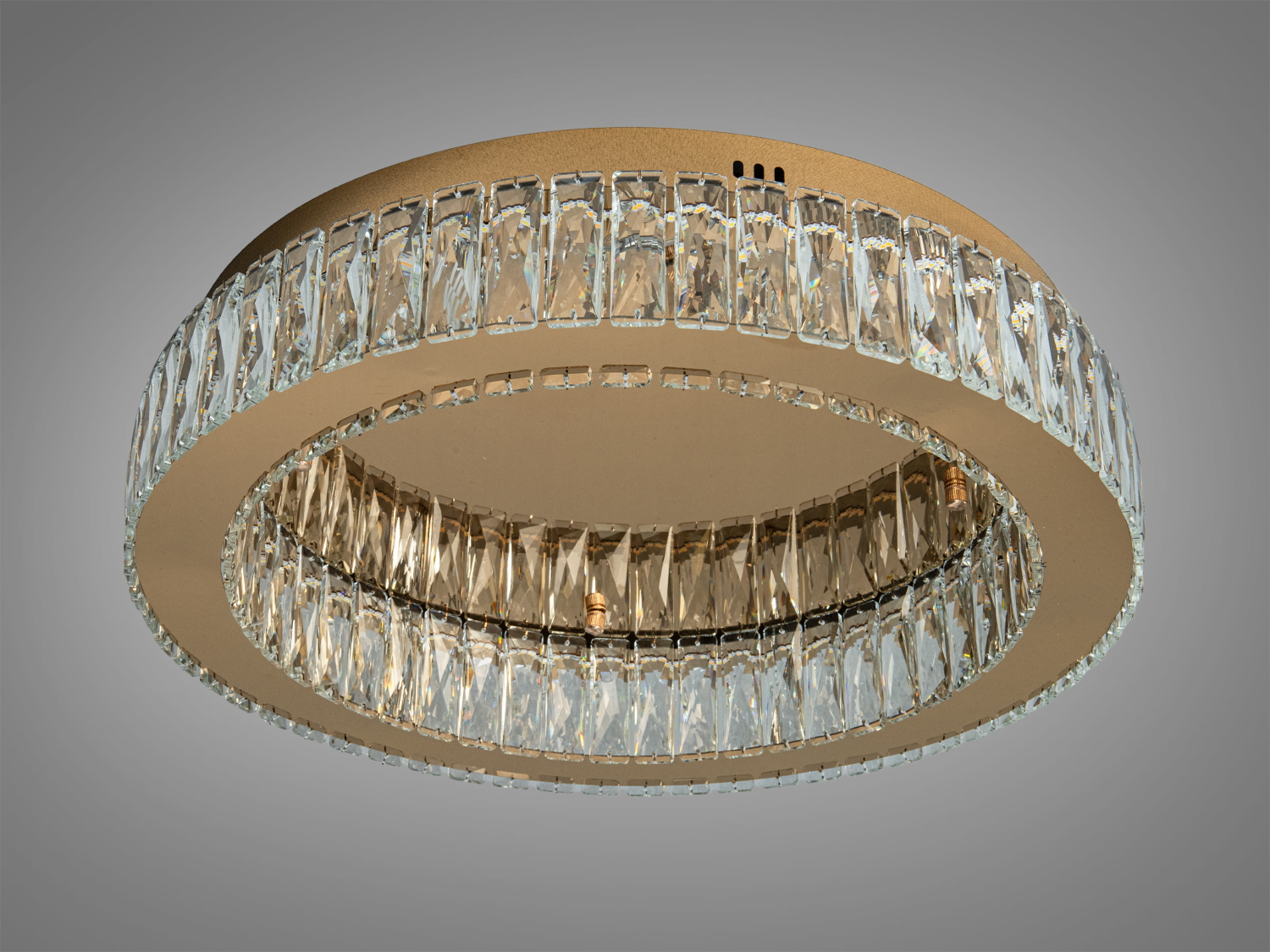 Елегантна стельова люстра з прозорими кришталевими елементами, що підходить для класичних інтер’єрів.