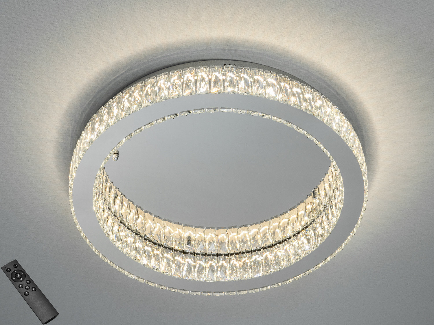 Стельова люстра з дистанційним керуванням, має кришталеві вставки, що відбивають світло. Призначена для просторих кімнат.