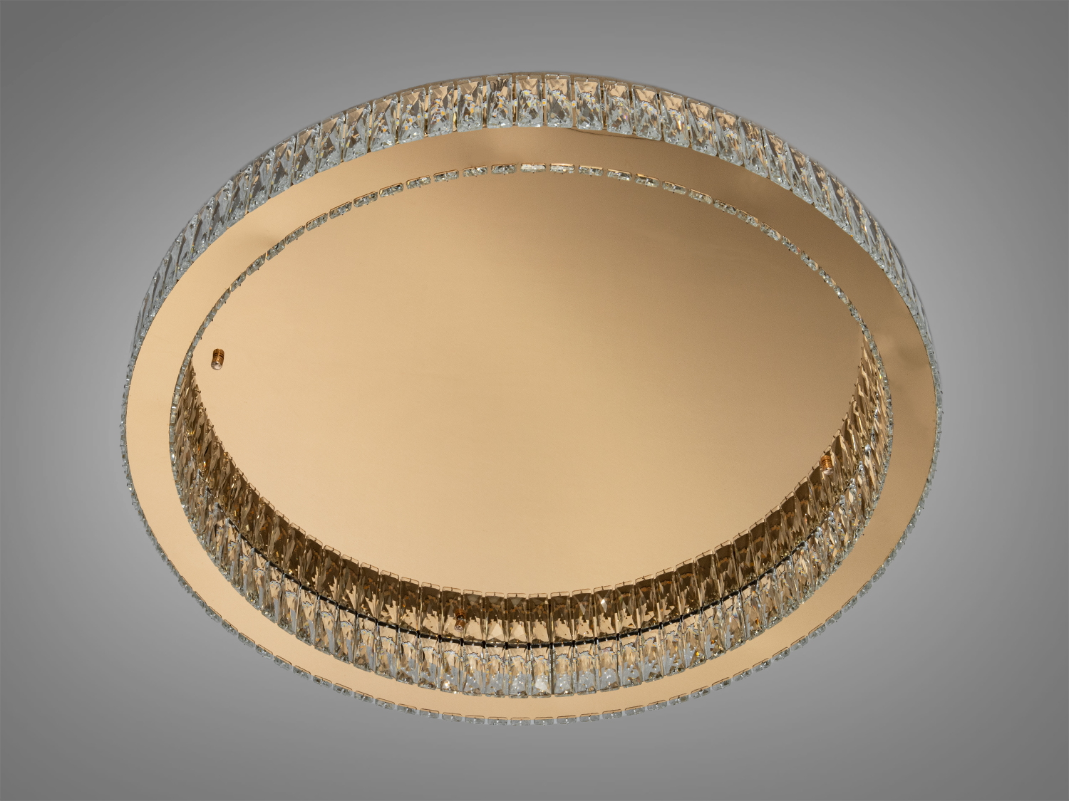 Кругла люстра з дзеркальним покриттям, що відбиває світло. Підходить для просторих приміщень, додаючи відчуття розкоші.