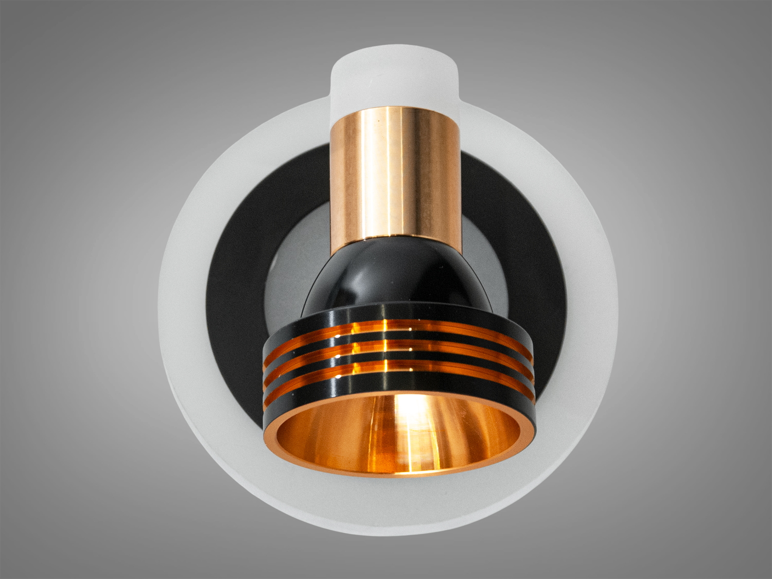 Настінний світильник з круглим металевим корпусом та мідним відтінком. Ідеально підходить для сучасного інтер′єру.