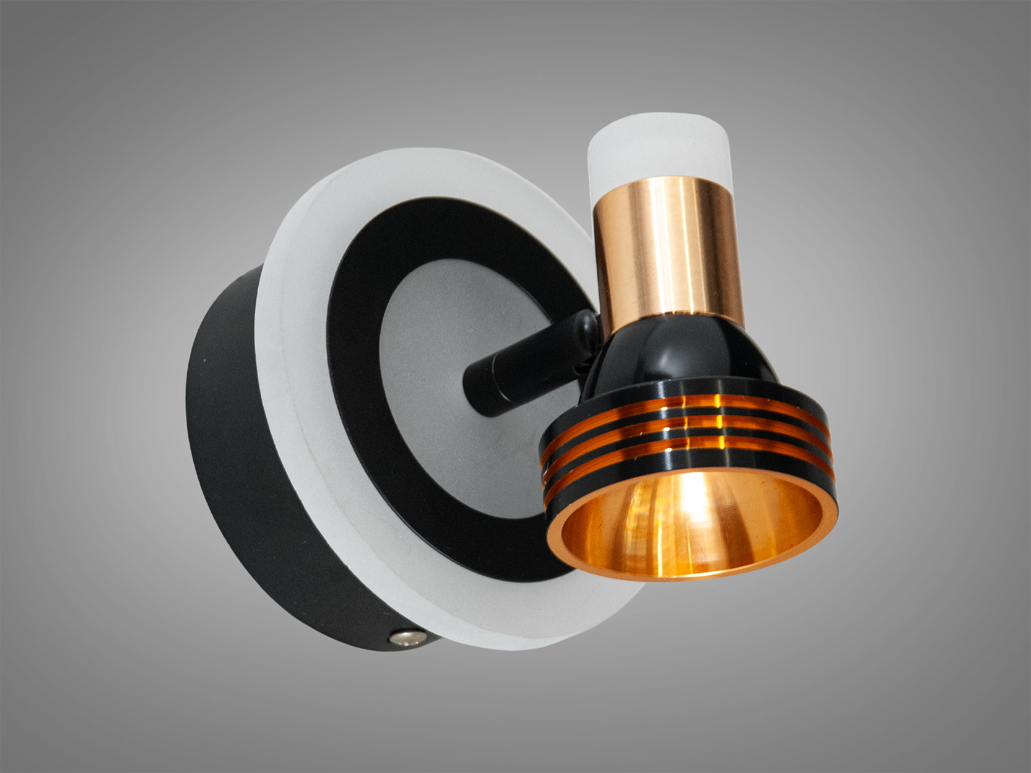 Настінний світильник з поворотним механізмом, що дозволяє регулювати напрямок світла. Чорний і мідний кольори додають стильності.