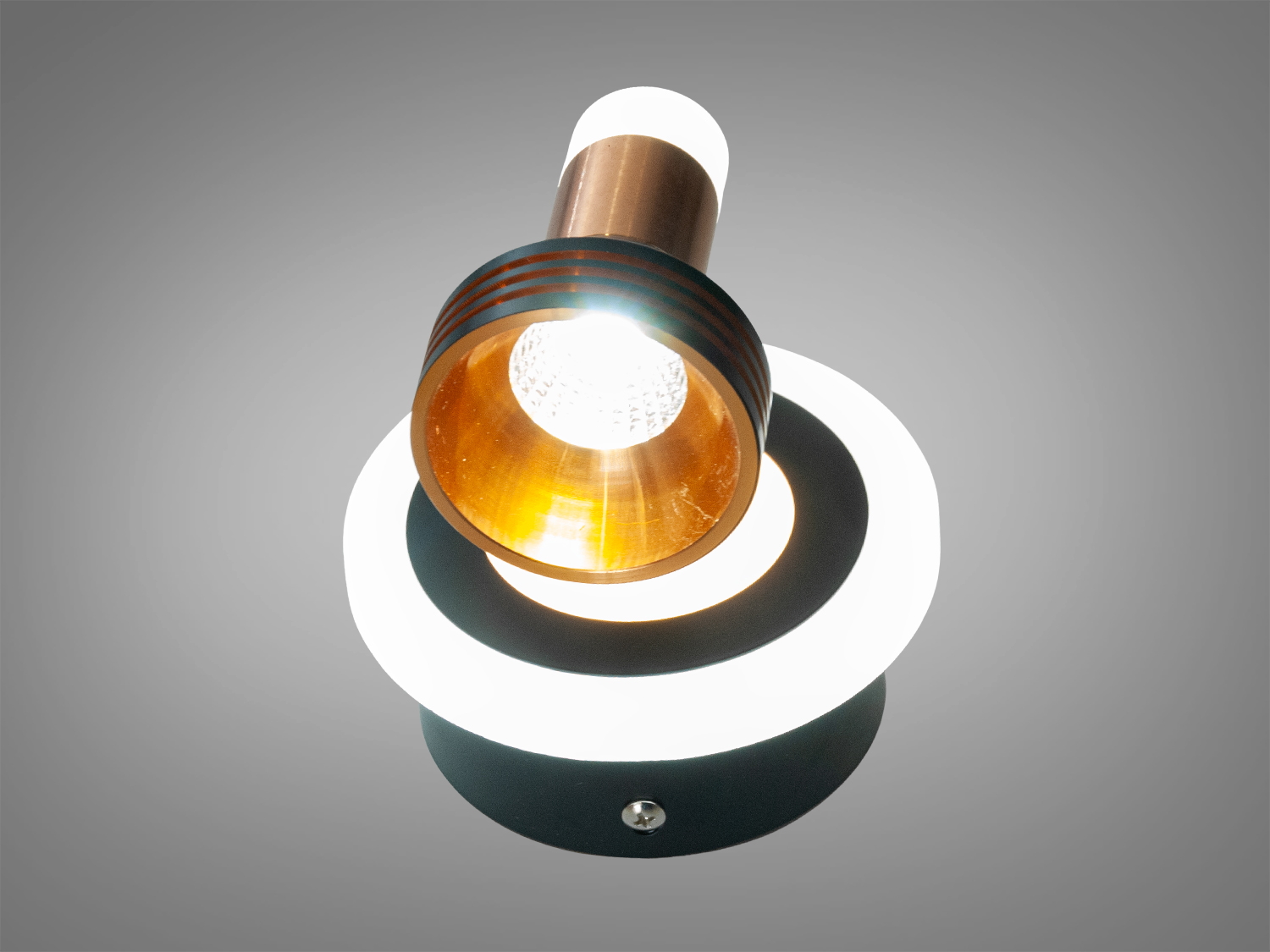 Світильник з яскравим LED освітленням, що підходить для акцентного освітлення. Мідний відтінок додає елегантності.