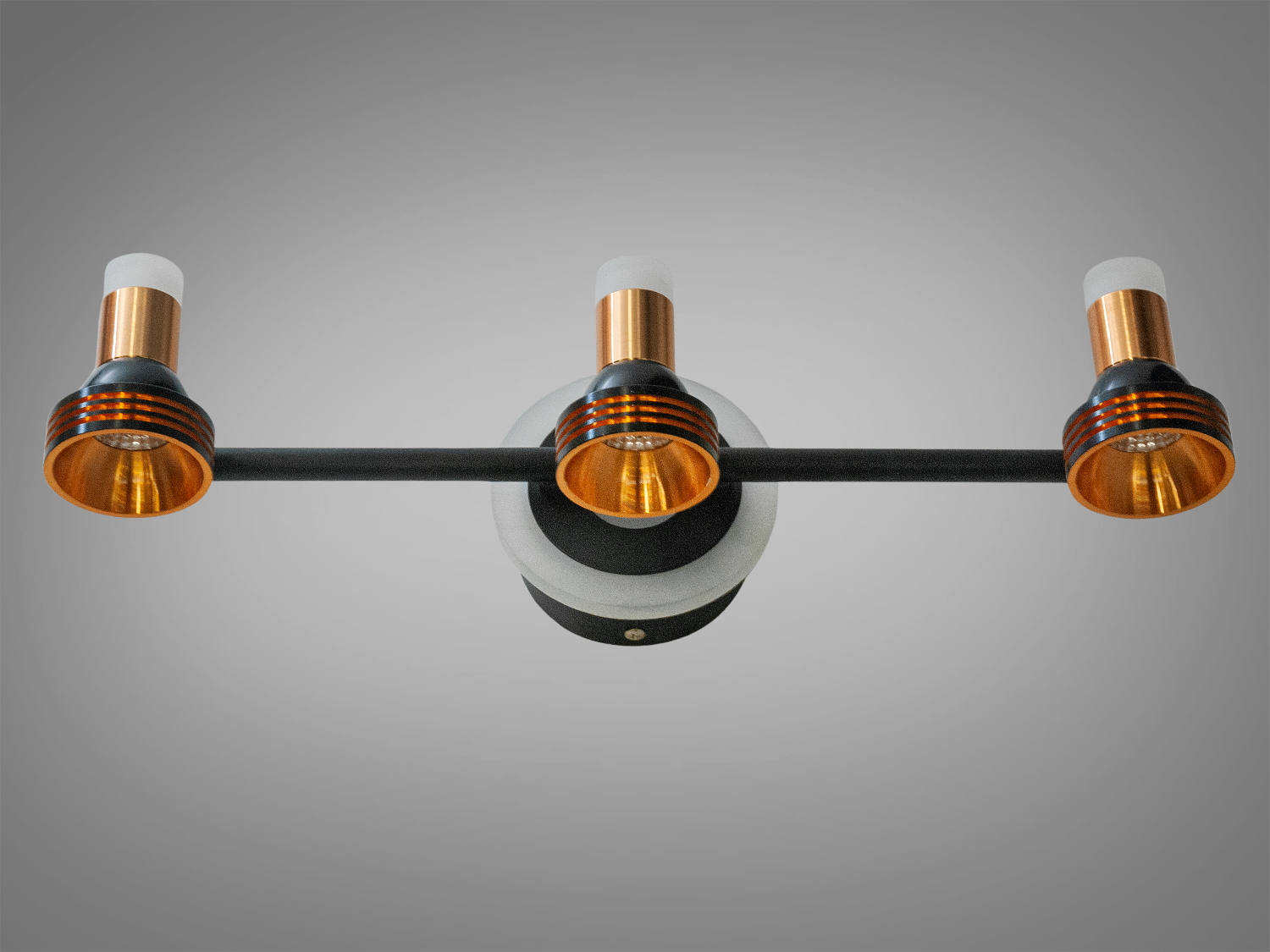 Настінний світильник з трьома лампами, виконаний у чорному, золотому та мідному кольорах. Ідеально підходить для сучасного інтер′єру.