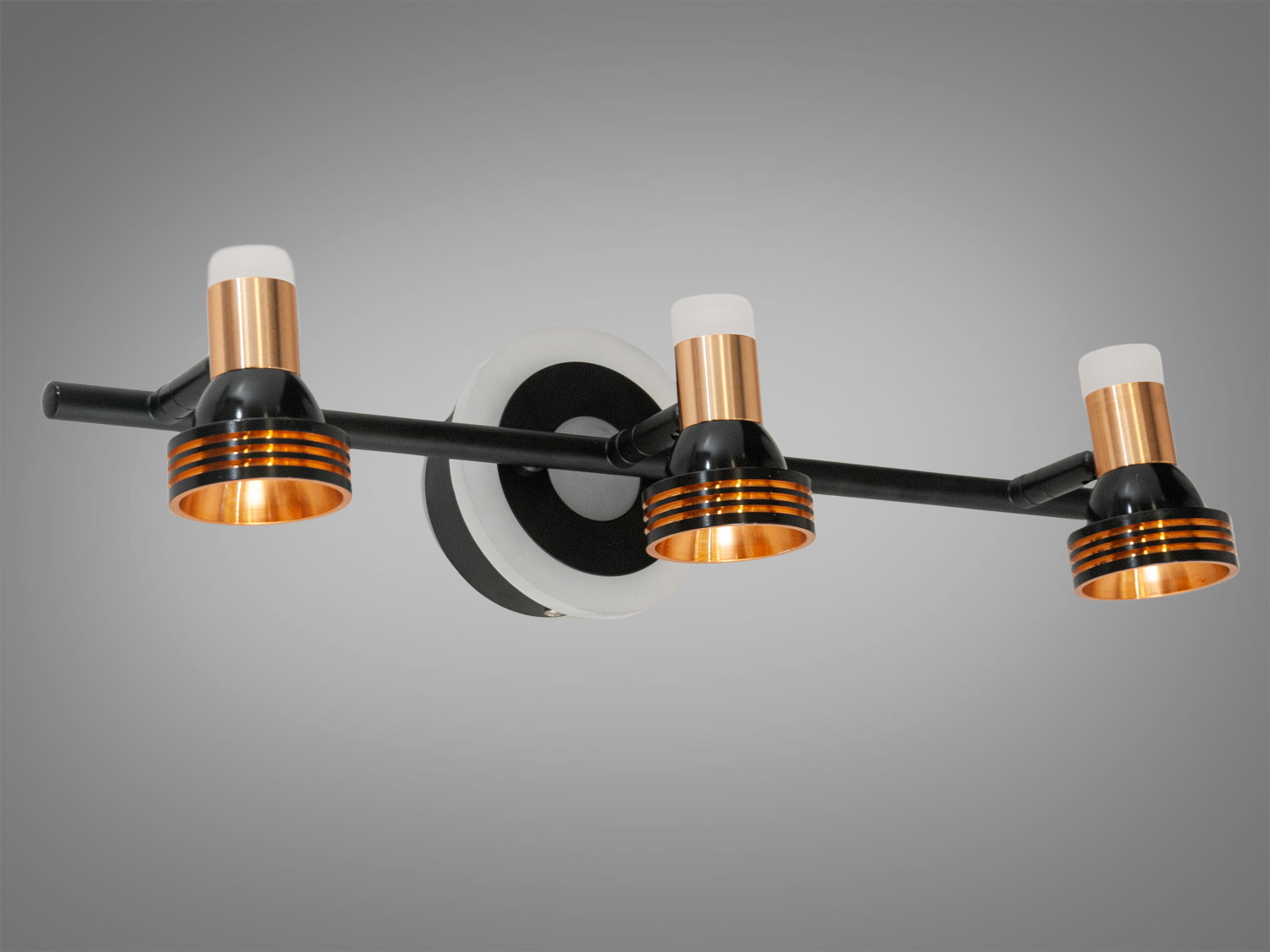 Світильник з трьома лампами, чорний каркас з мідними та золотими акцентами. Підходить для монтажу на стіну в сучасному інтер′єрі.