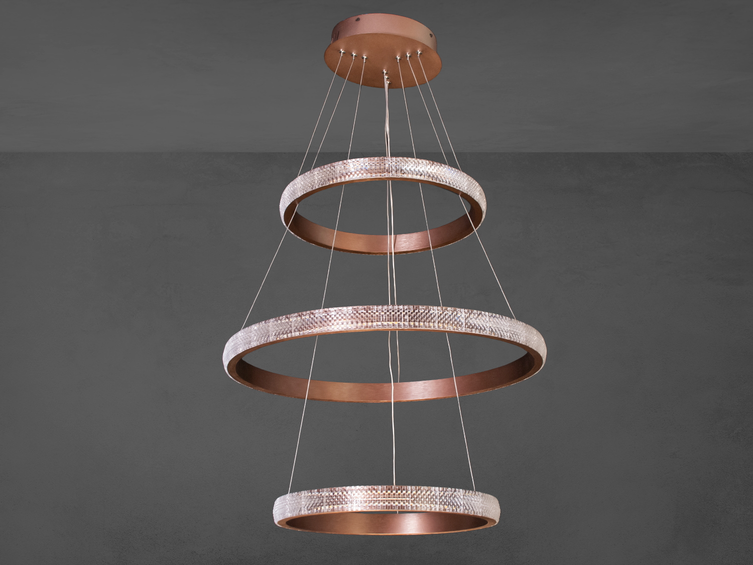 Підвісна люстра з трьома кільцями з металу, що підходить для сучасного інтер′єру. Вона має текстуровану поверхню для розсіювання світла.