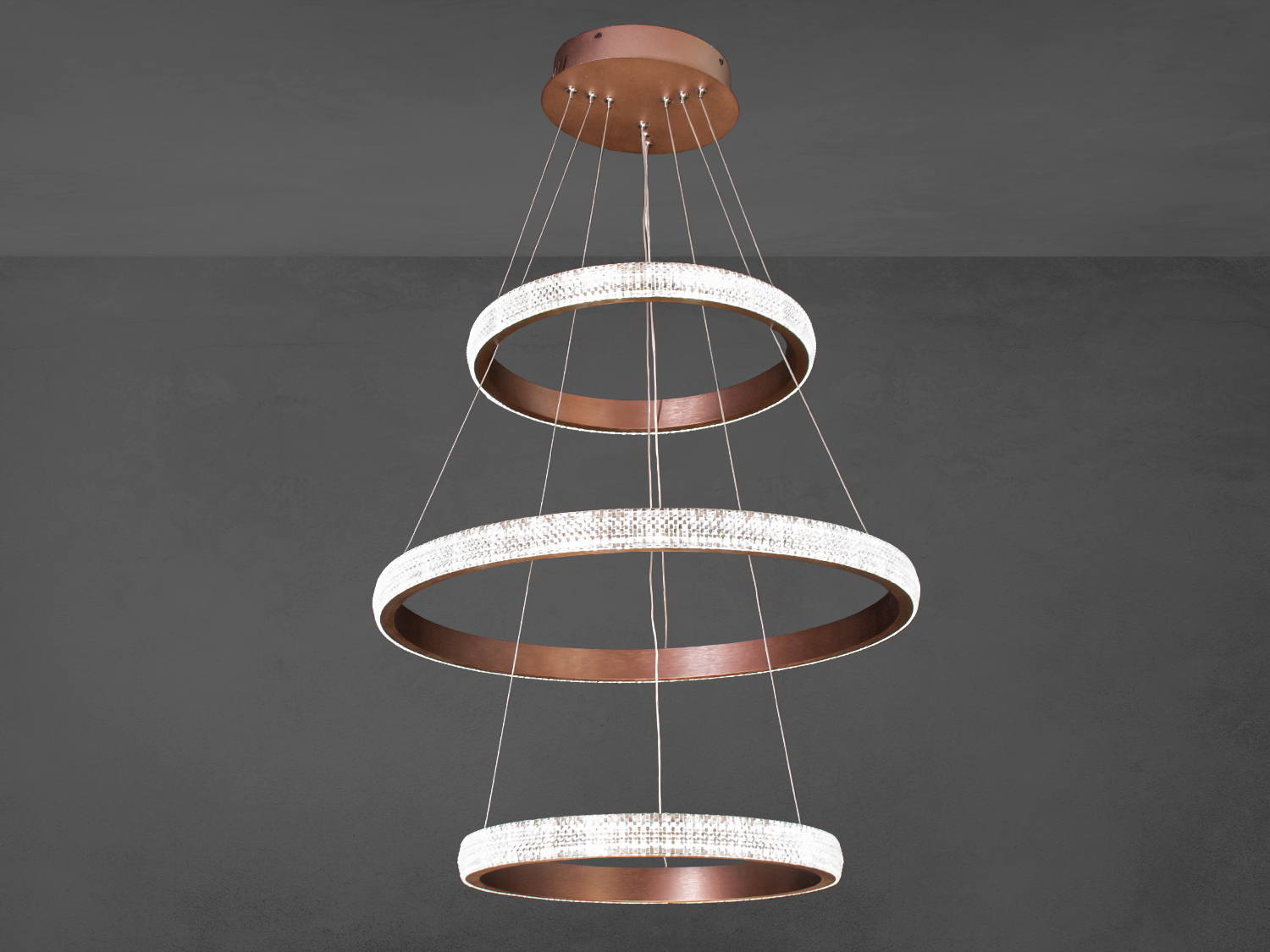 Люстра з трьома підвісними кільцями, виконана з металу, з текстурованою обробкою для рівномірного розподілу світла в приміщенні.