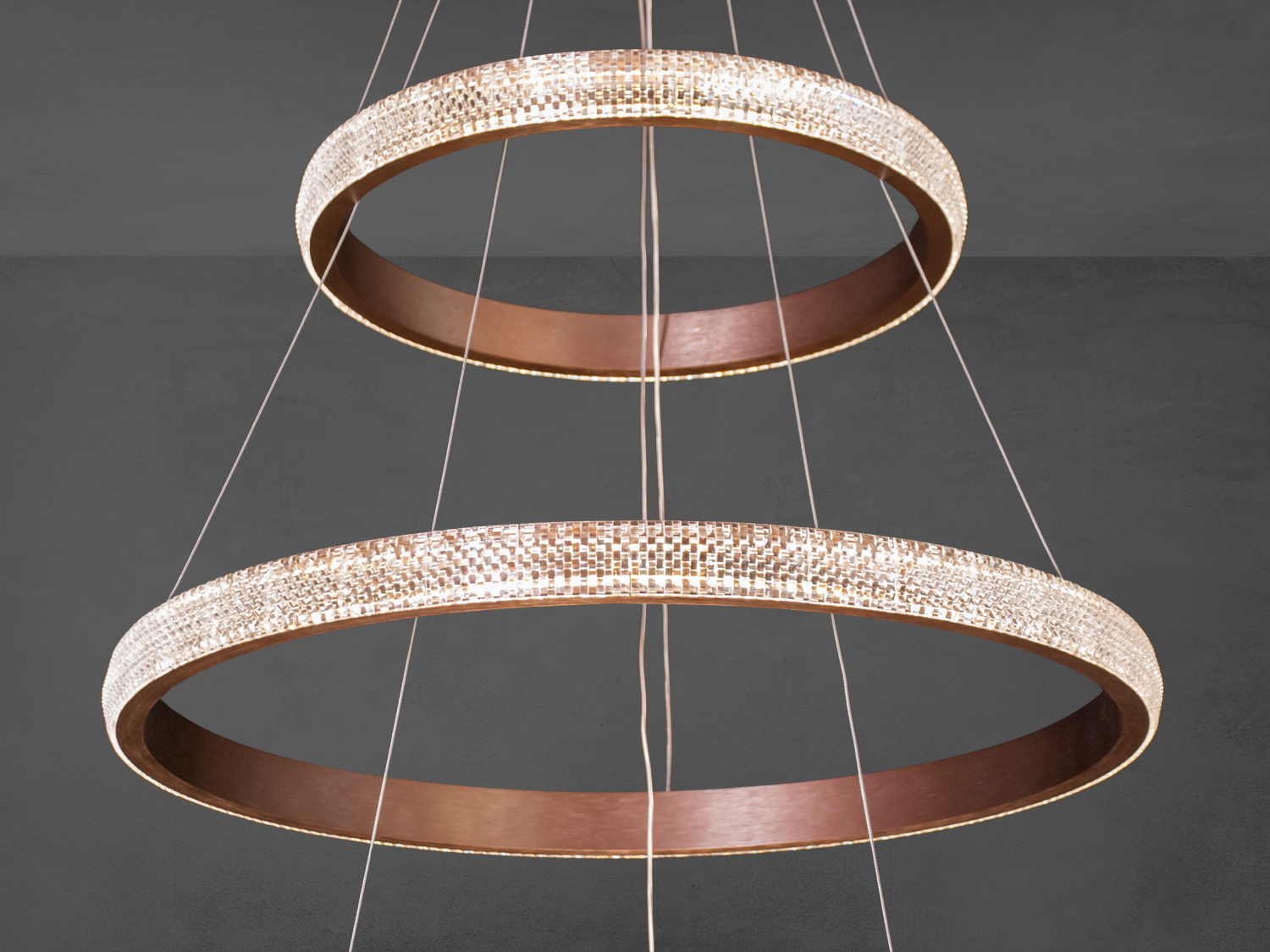 Два кільця люстри з металу підвішені на тонких тросах, створюючи легкий і повітряний вигляд, що підходить для високих стель.