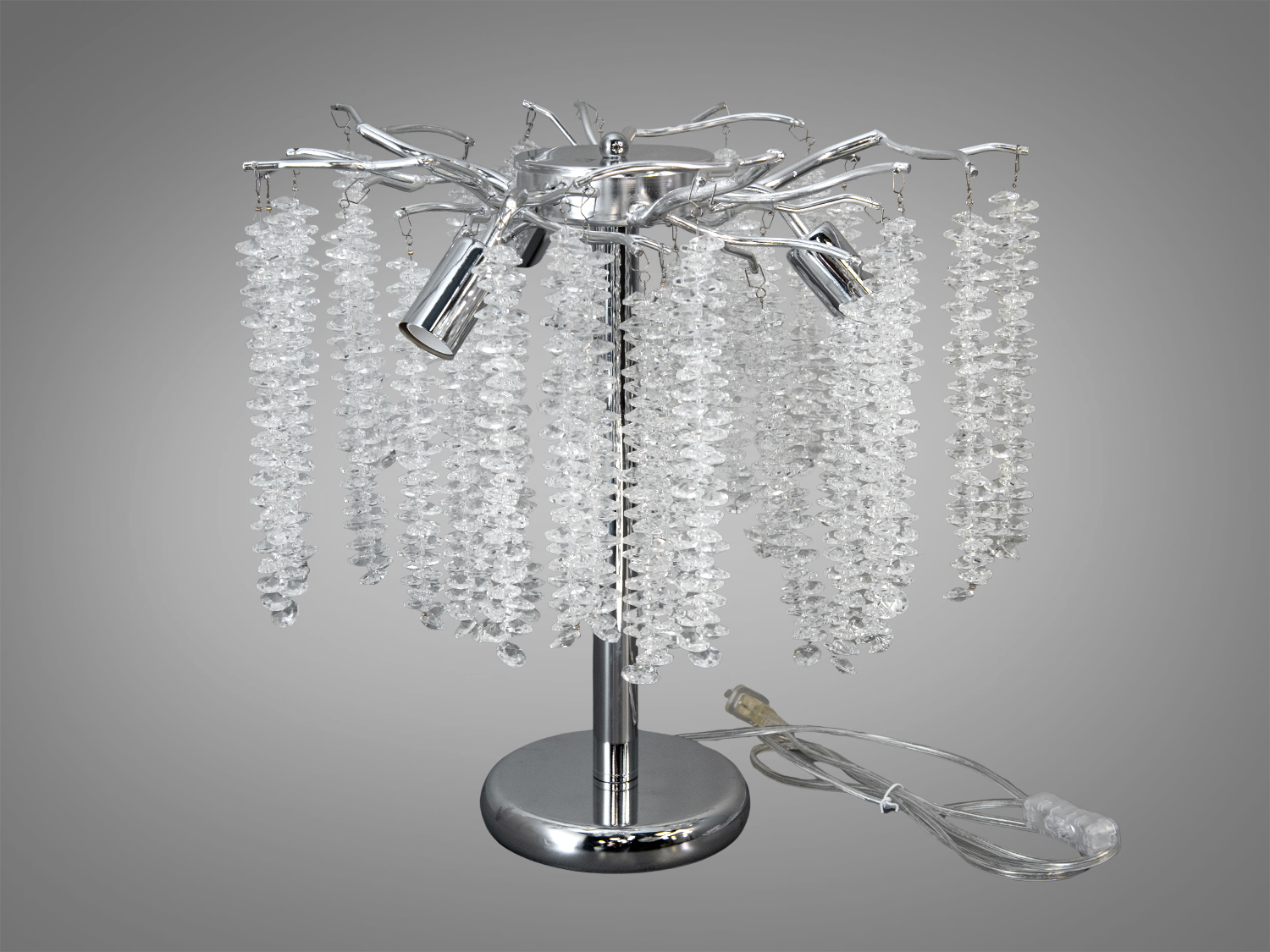 Настільна лампа з кришталевими підвісками, що імітують краплі води, на хромованій основі. Підходить для сучасного інтер’єру.