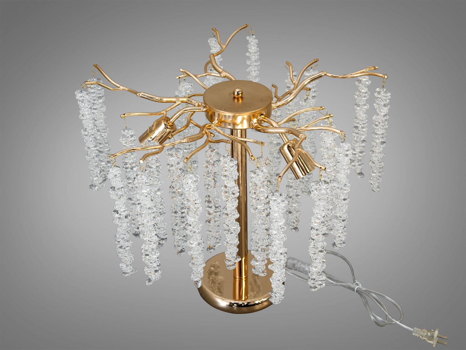 Лампа з декоративними елементами у вигляді гілок, що підтримують кришталеві підвіски. Ідеально для класичного інтер’єру.