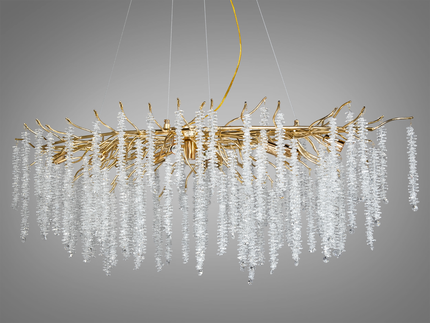 Золотий каркас плавно розчиняється в блиску підвісів - як сяюче цвітіння в повітрі.