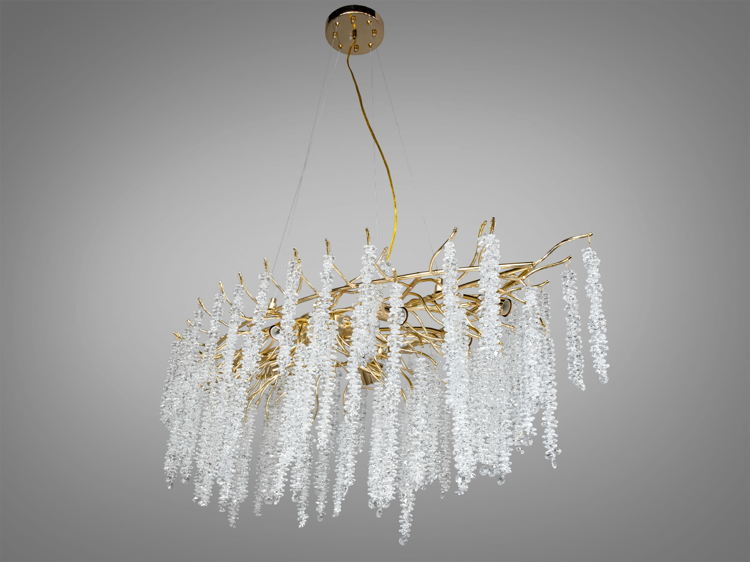 Навіть без світла люстра виглядає як кришталева хмара, надаючи простору легкість і витонченість.