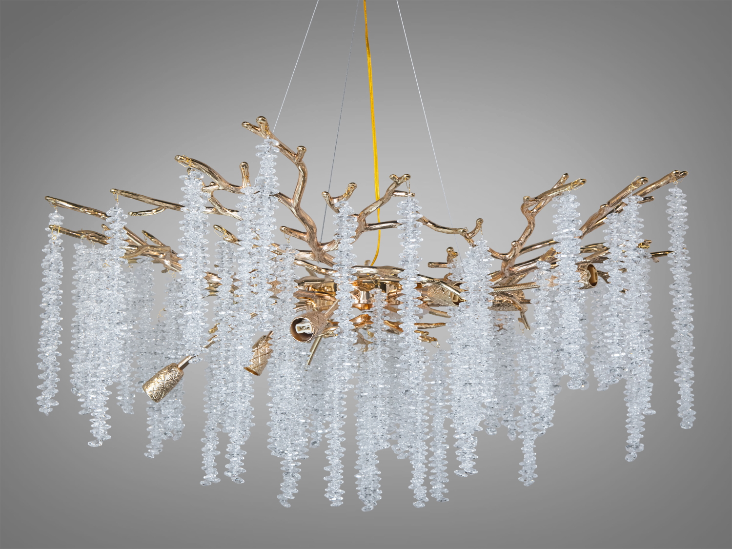 Люстра з кришталевими підвісками, що спадають каскадом з золотистої основи. Підходить для класичних інтер′єрів.