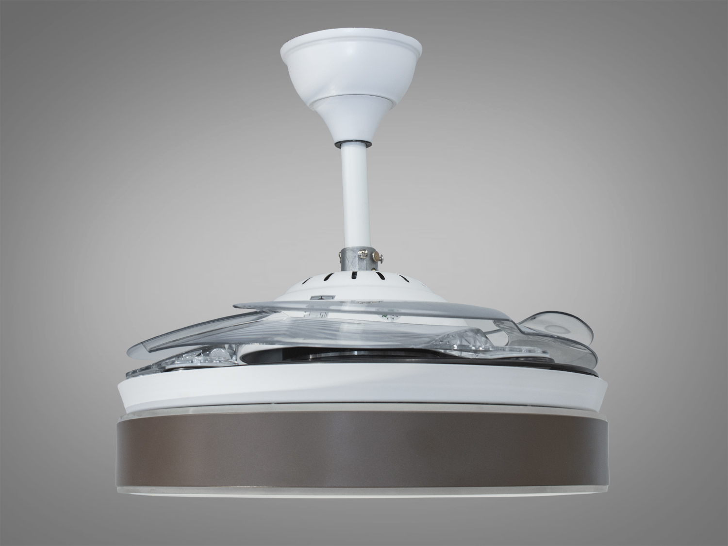 Люстра у складеному стані: корпус виглядає акуратно та лаконічно, візуально нагадує сучасний стельовий диск з декоративною вставкою.