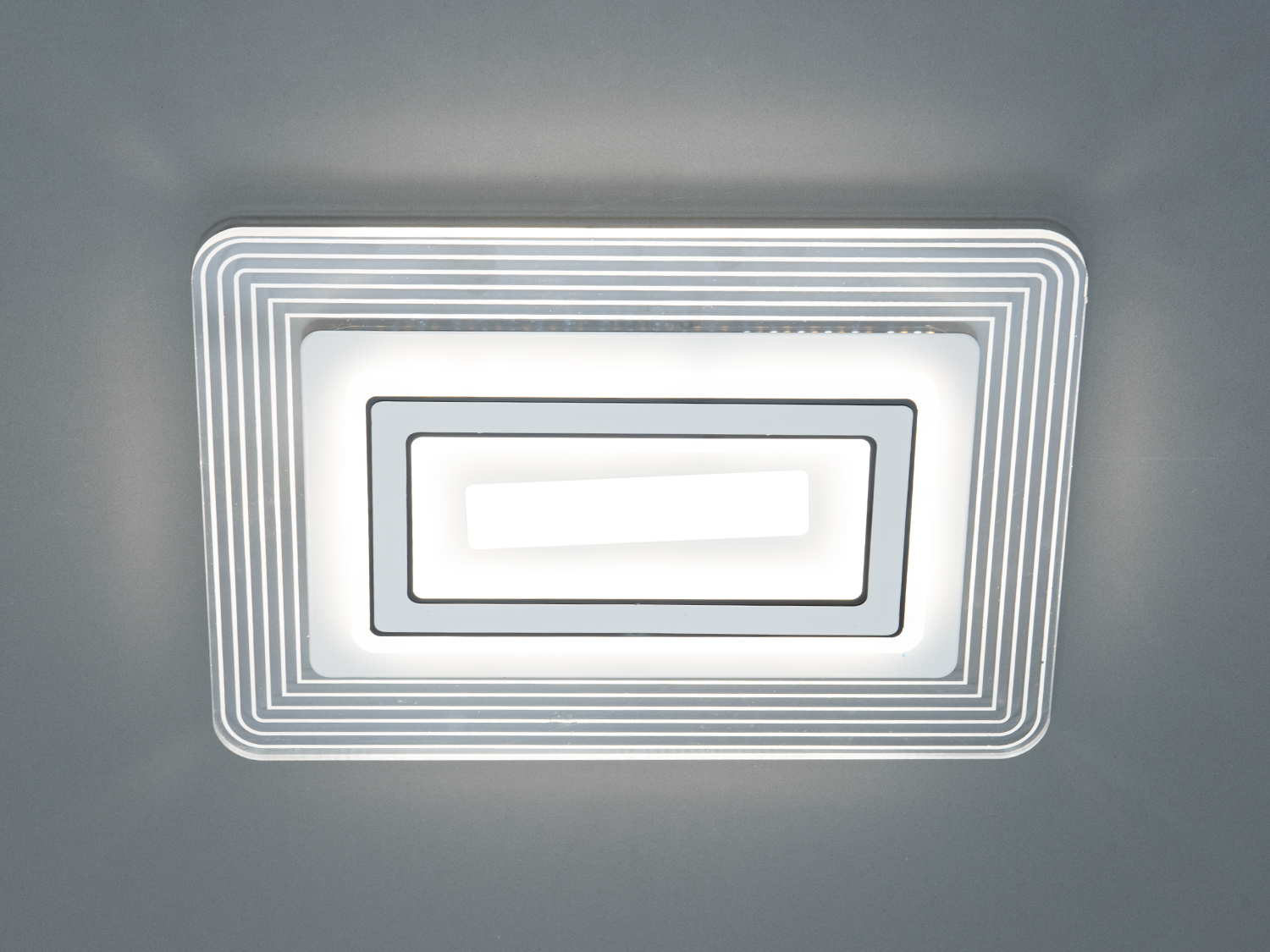 Плафон квадратної форми з акриловими елементами, що створюють м’яке розсіяне світло. Ідеально підходить для офісних приміщень.