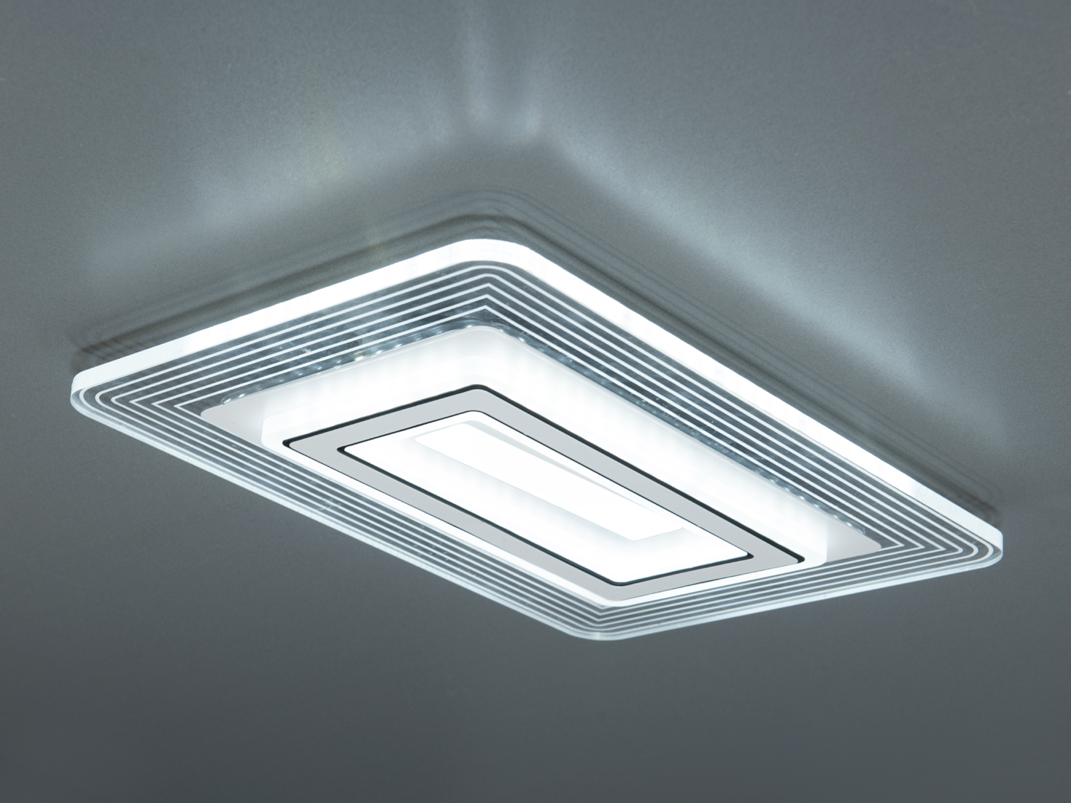 Стельовий світильник з геометричним візерунком, що підкреслює мінімалістичний стиль. Виготовлений з легких матеріалів для зручного монтажу.