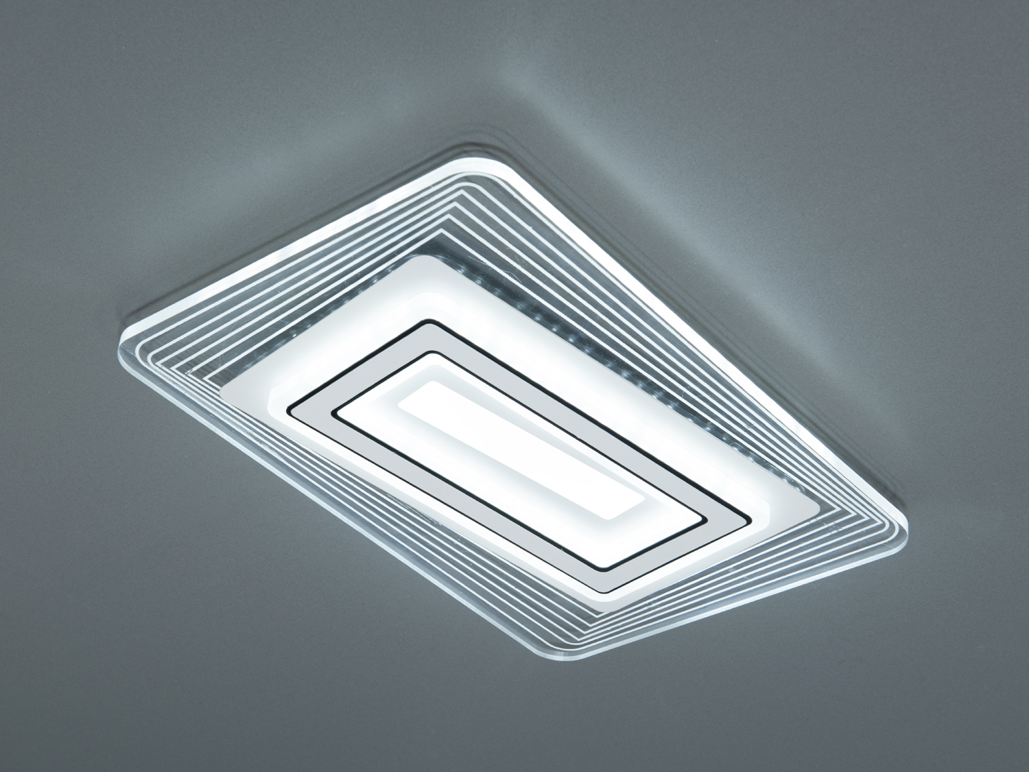 Світильник прямокутної форми з LED підсвіткою, встановлений на стелі. Підходить для сучасного інтер’єру.