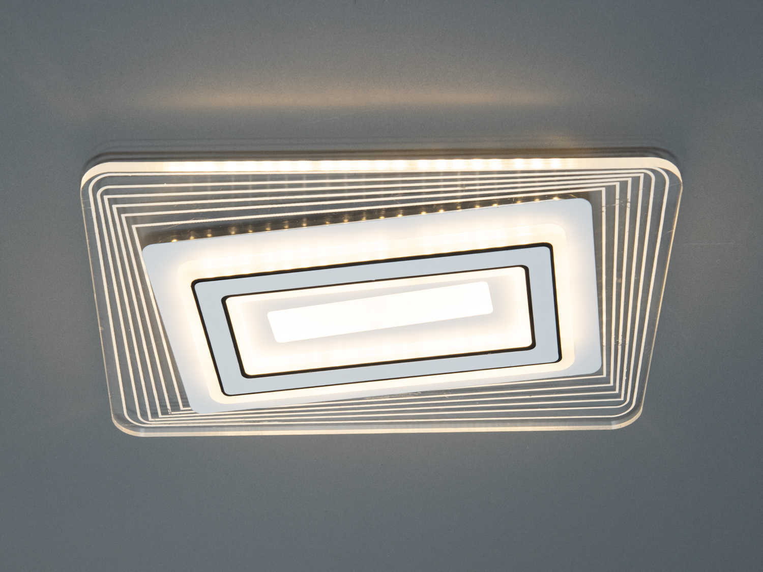 Світильник з геометричним дизайном, що забезпечує рівномірне освітлення. Підходить для житлових кімнат.