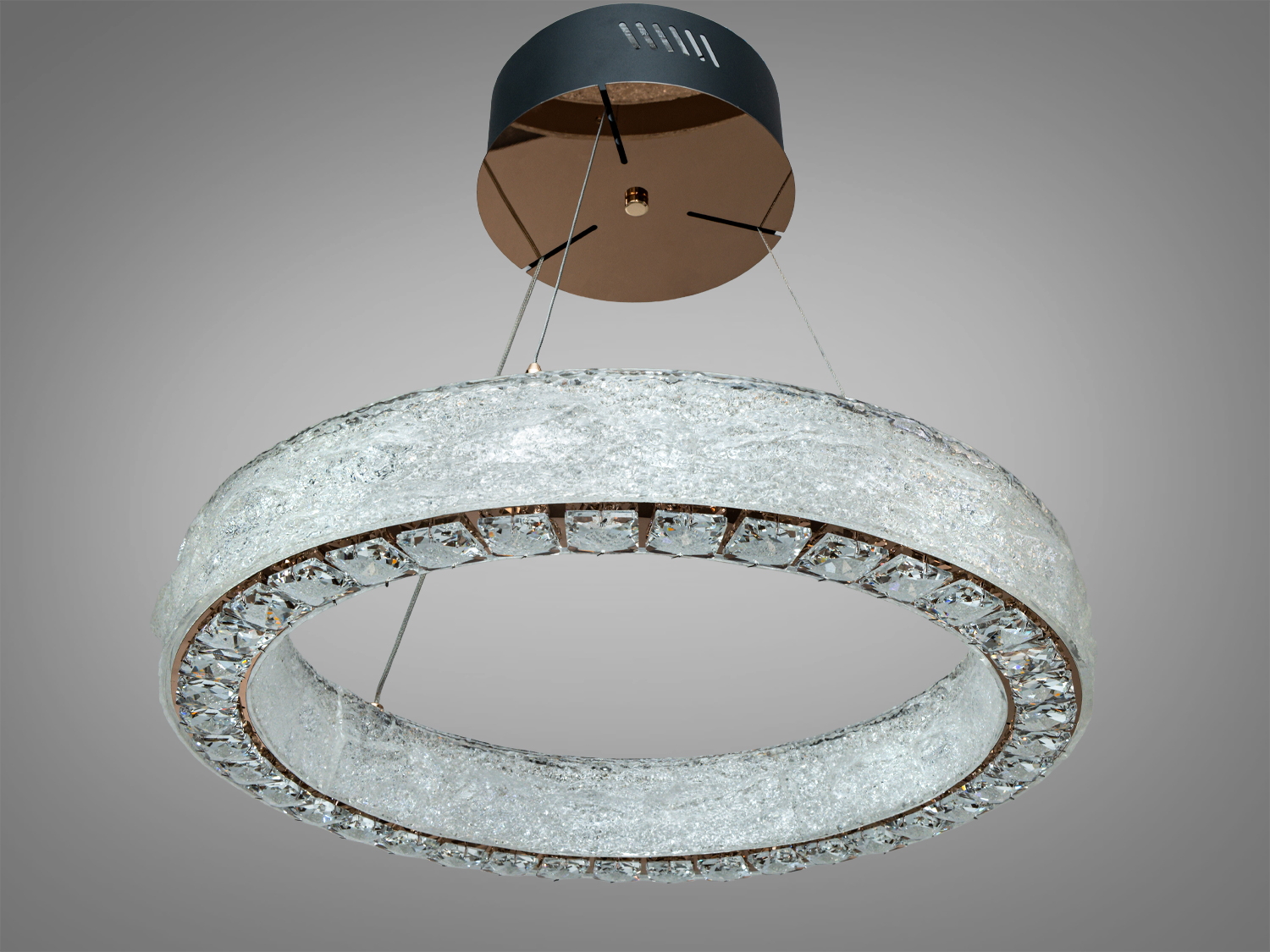 Підвісна люстра з кришталевими вставками, круглої форми, підходить для сучасних інтер′єрів, забезпечує рівномірне освітлення.