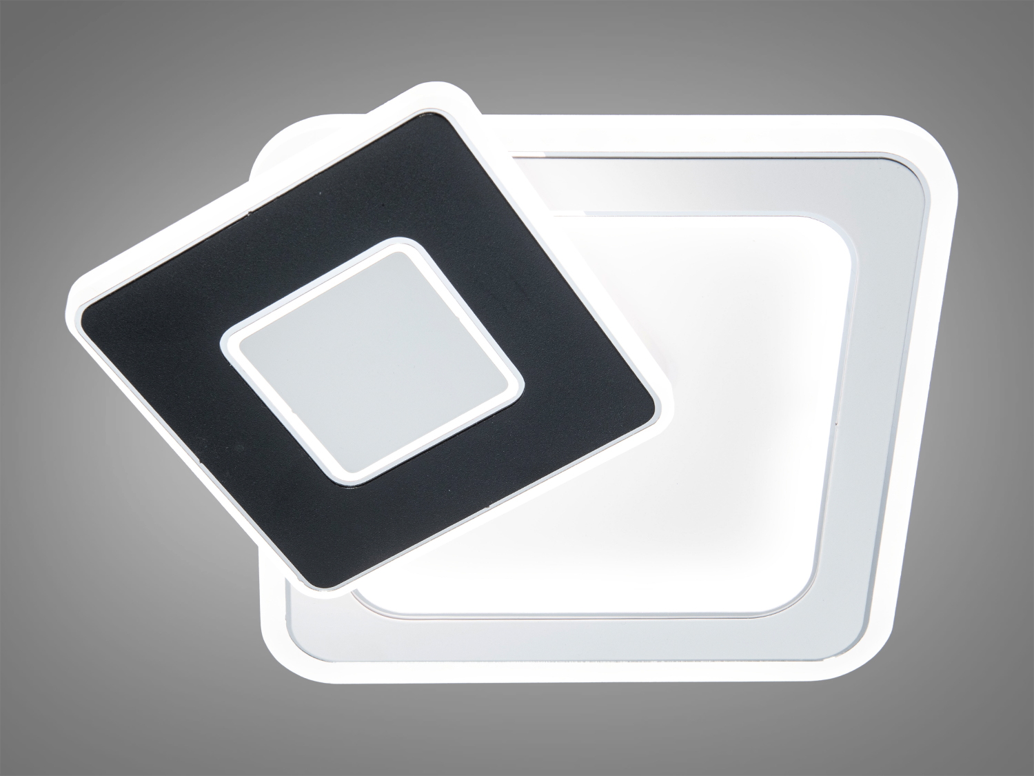 Світильник квадратної форми з чорними та білими елементами, призначений для стельового монтажу, підходить для сучасних інтер’єрів.