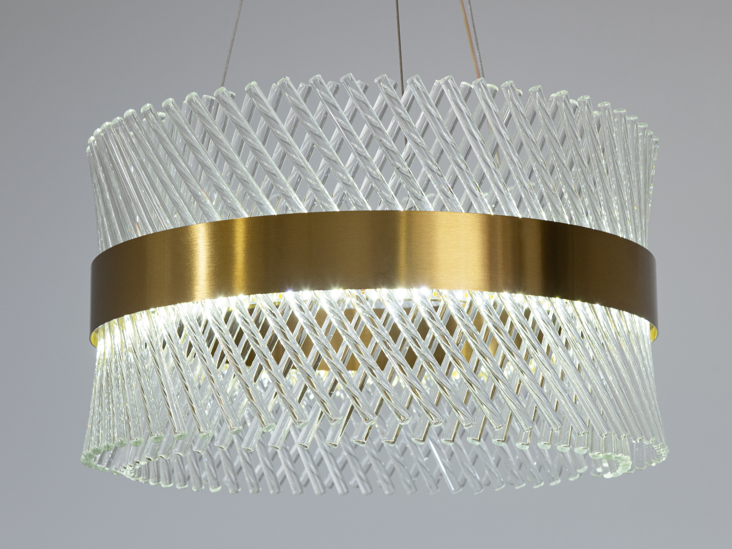 Заворожлива кругла кришталева світлодіодна люстра для зали, 52Вт. Шедевр сучасного дизайну, створена для того, щоб стати перлиною будь-якого простору.