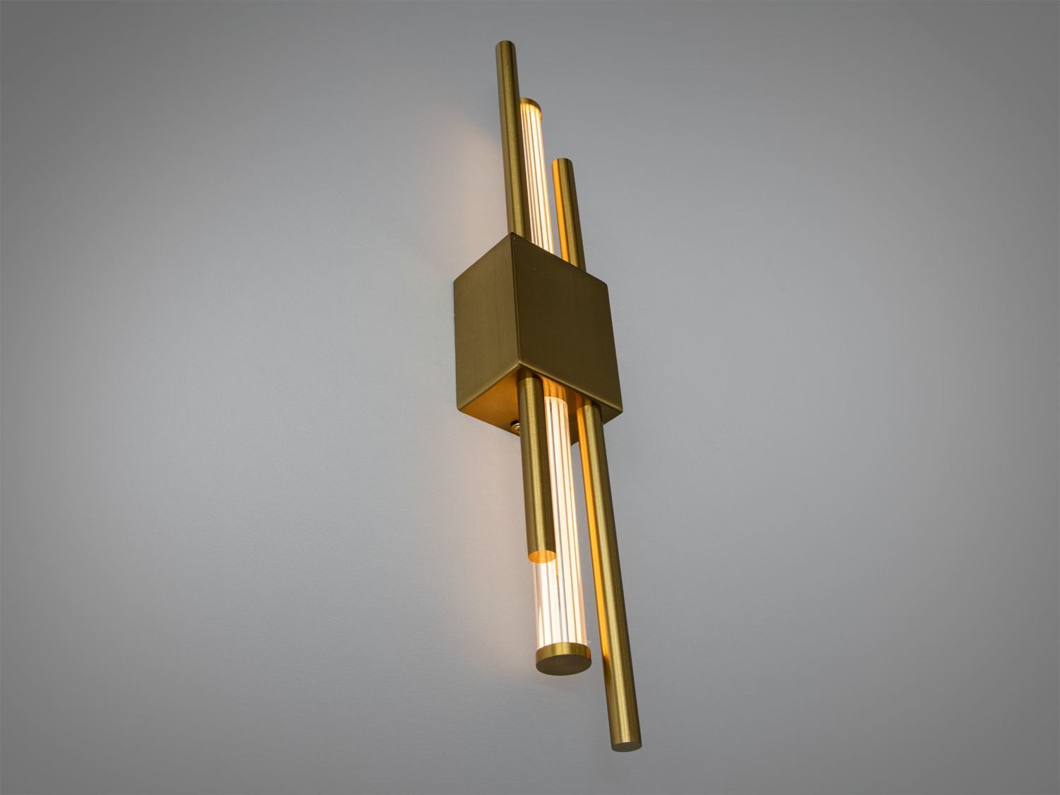 Латунний світильник з теплим світлом, закріплений на стіні, створює затишну атмосферу. Підходить для вітальні або спальні.