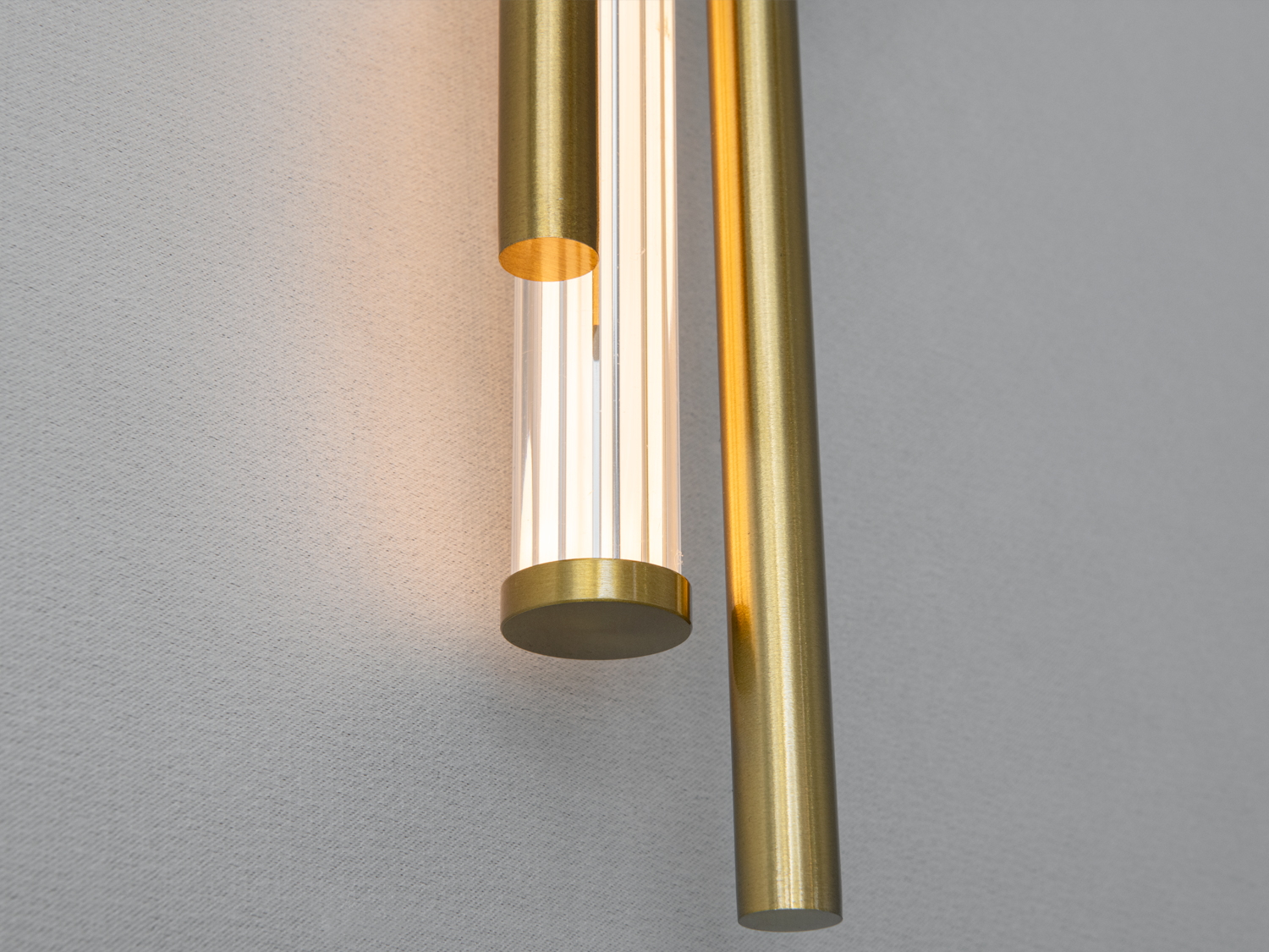 Деталь світильника з латуні з прозорою трубкою, що випромінює м’яке світло. Підходить для освітлення вузьких просторів.