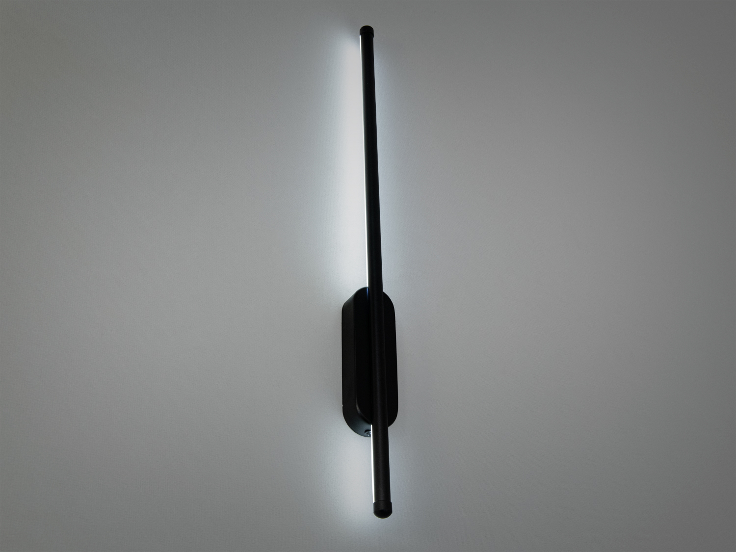 Настінний світильник Diasha Line чорного кольору з сучасним дизайном, LED технології для м′якого світла. Ідеально підходить для сучасних інтер′єрів.