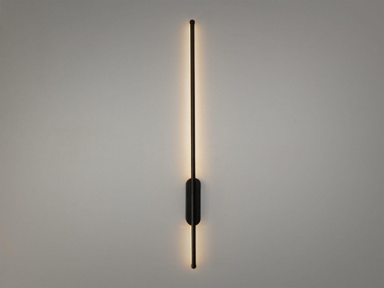Настінне бра Diasha Line в чорному кольорі поєднує мінімалізм і сучасні LED технології, ідеально підходить для сучасних інтер′єрів.