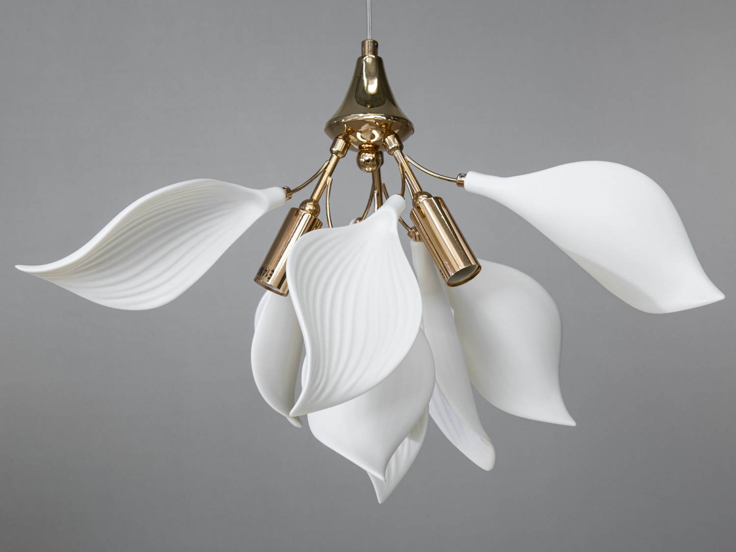 Вишукані пелюстки з фарфору створюють враження легкості та елегантності.