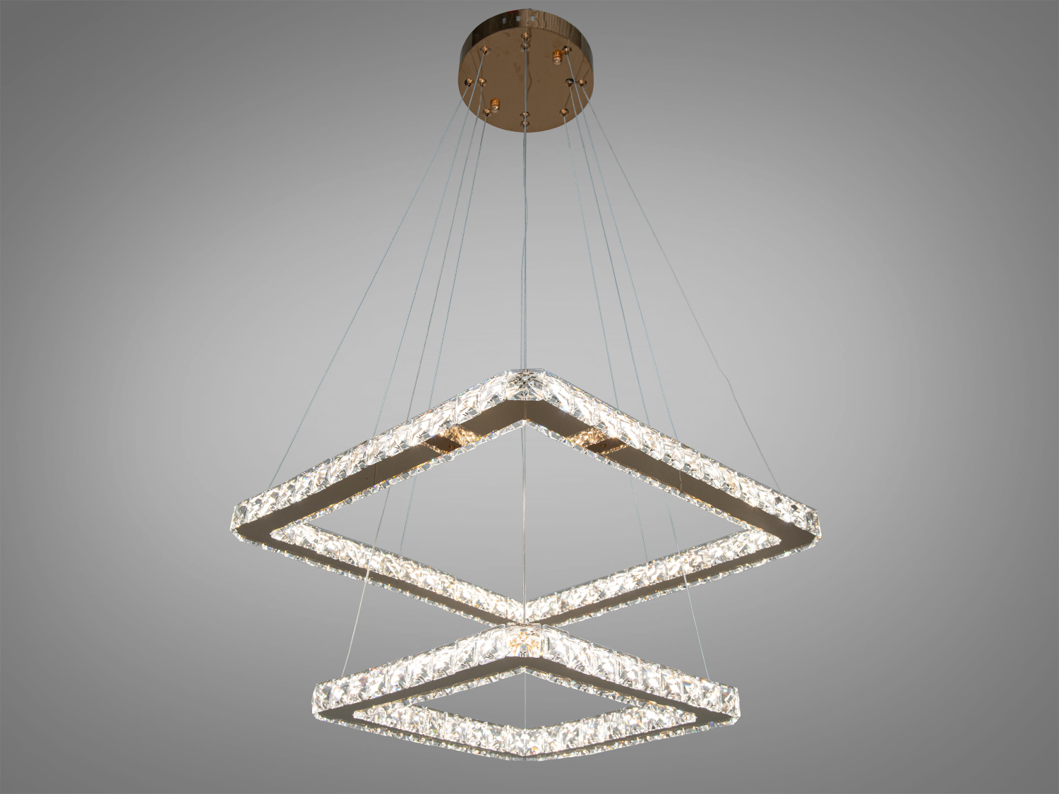 Декоративний світильник з двома квадратними плафонами, що випромінюють тепле світло. Ідеальний вибір для вітальні.