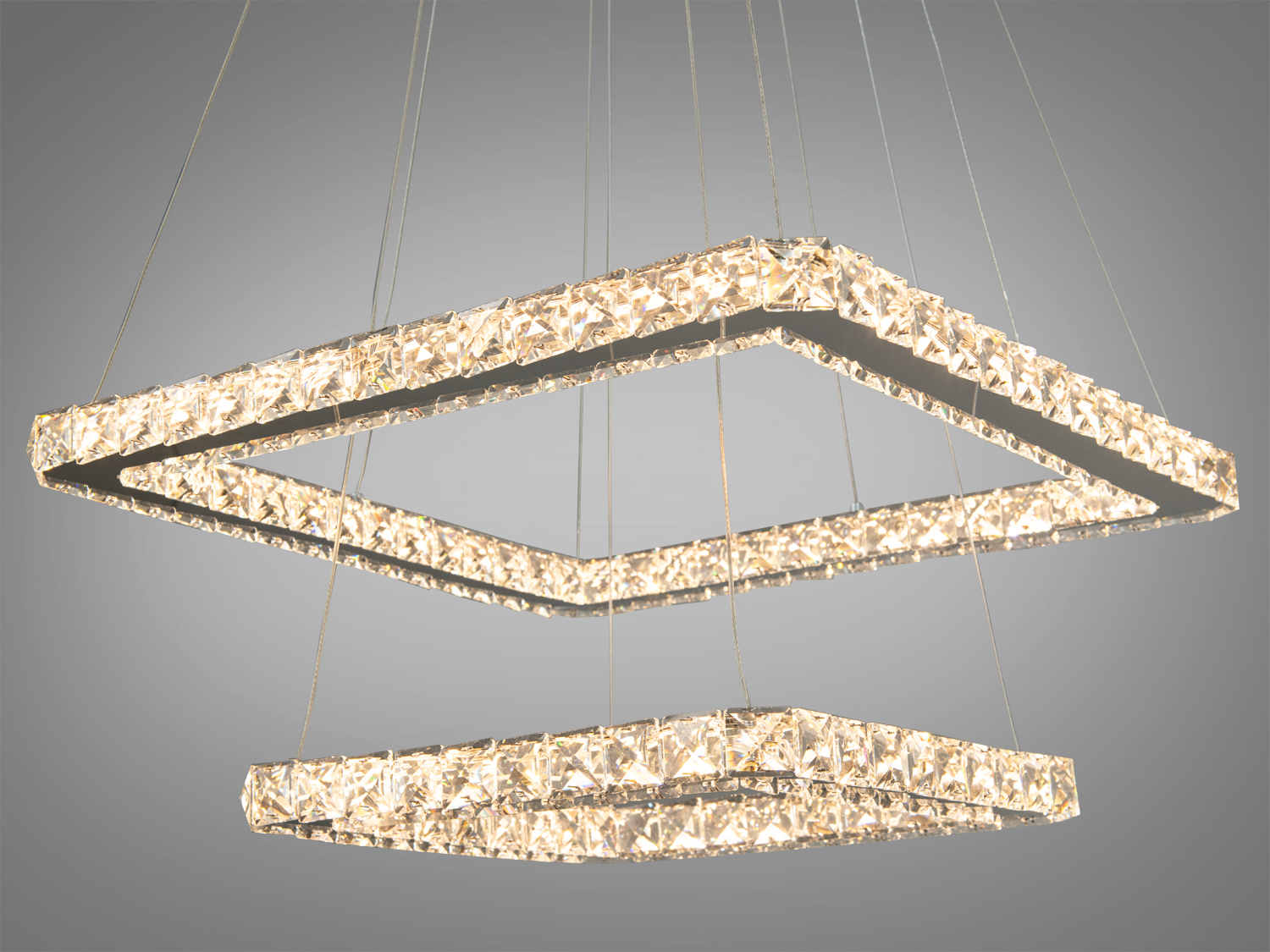 Підвісний світильник з двома квадратними плафонами, які випромінюють тепле світло, створює затишну атмосферу.