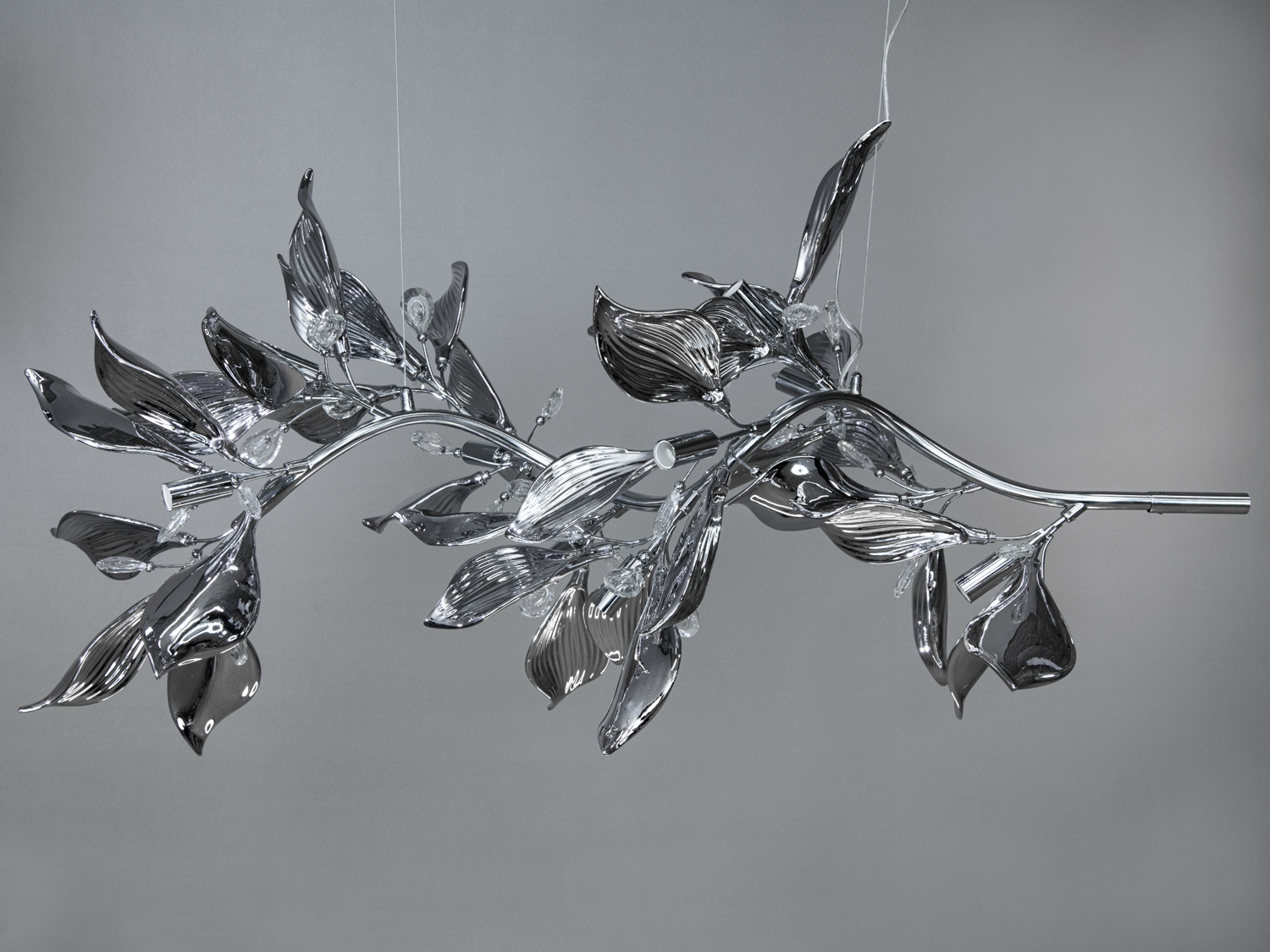 Хромовані фарфорові елементи віддзеркалюють світло, створюючи чарівну гру блиску, яка підкреслює елегантність інтерєру.