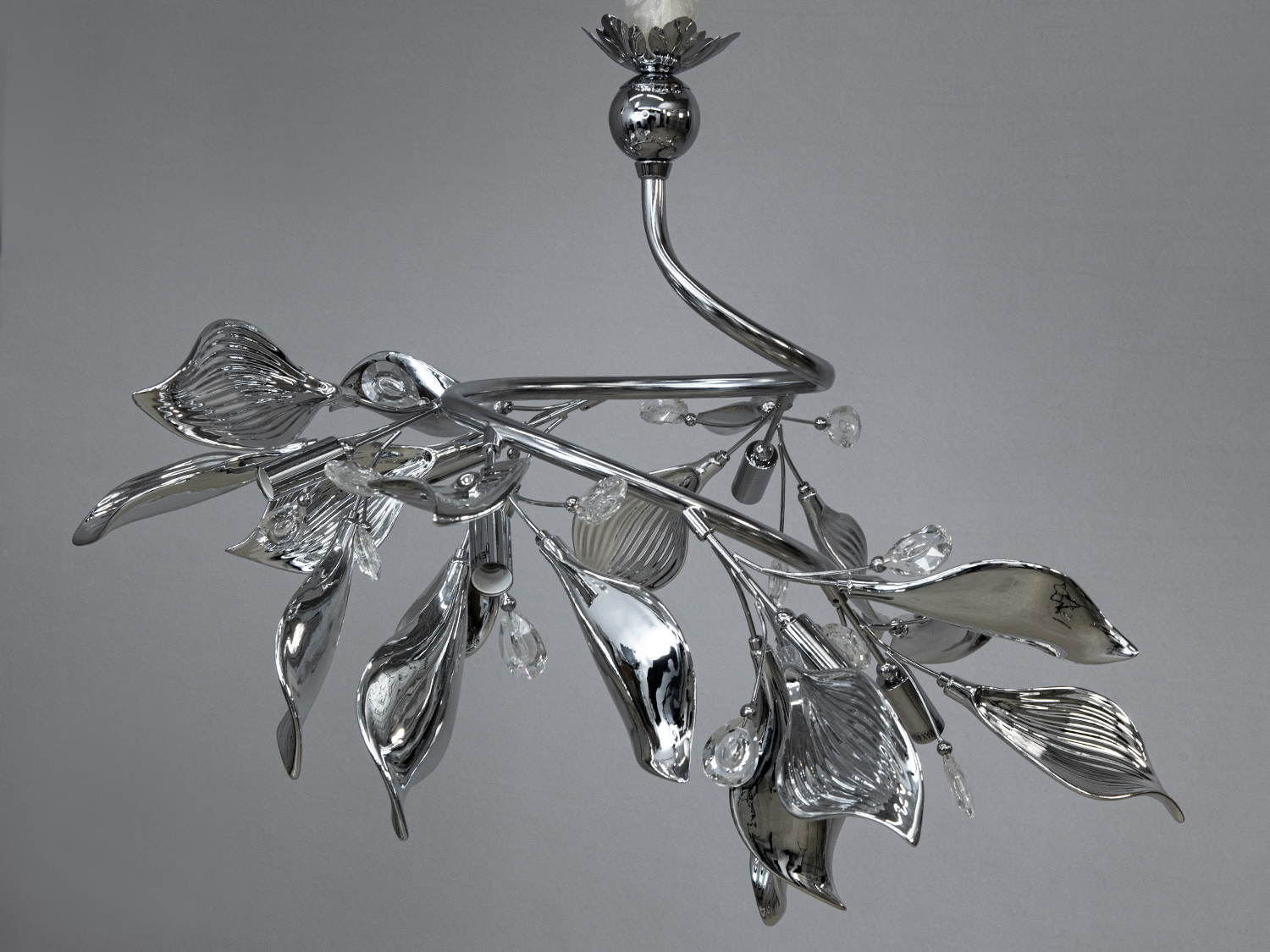 Фронтальний вигляд – відкриває композиційну симетрію світильника, демонструючи ефектну гру відбитків.