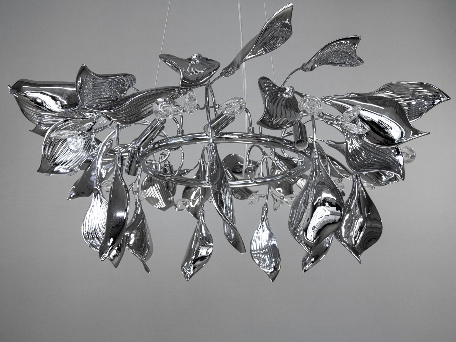 Основа із хромованого металу з декоративними елементами у вигляді керамічних пелюсток.