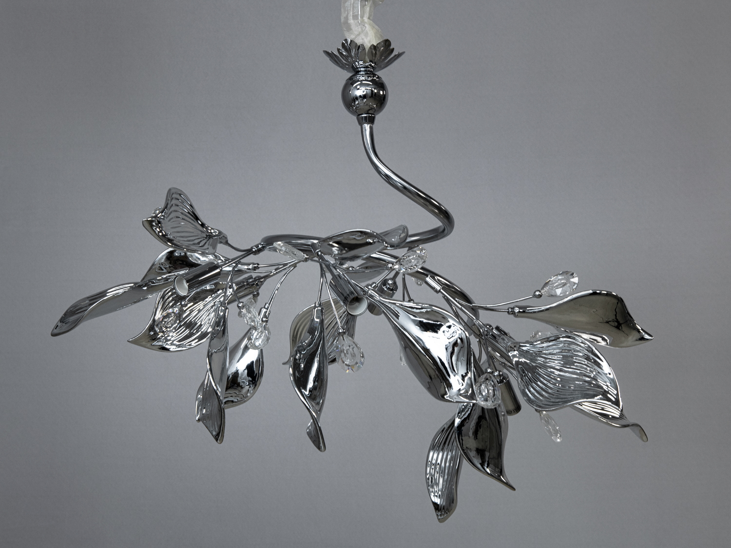 Люстра з керамічними елементами на кухню - це втілення легкості та природної грації, укладеної в металі та кераміці. Її плавні лінії нагадують гілки, вкриті мерехтливою росою, а елегантний підвісний ланцюг з декоративним «чохлом» надає додаткової вишуканості.