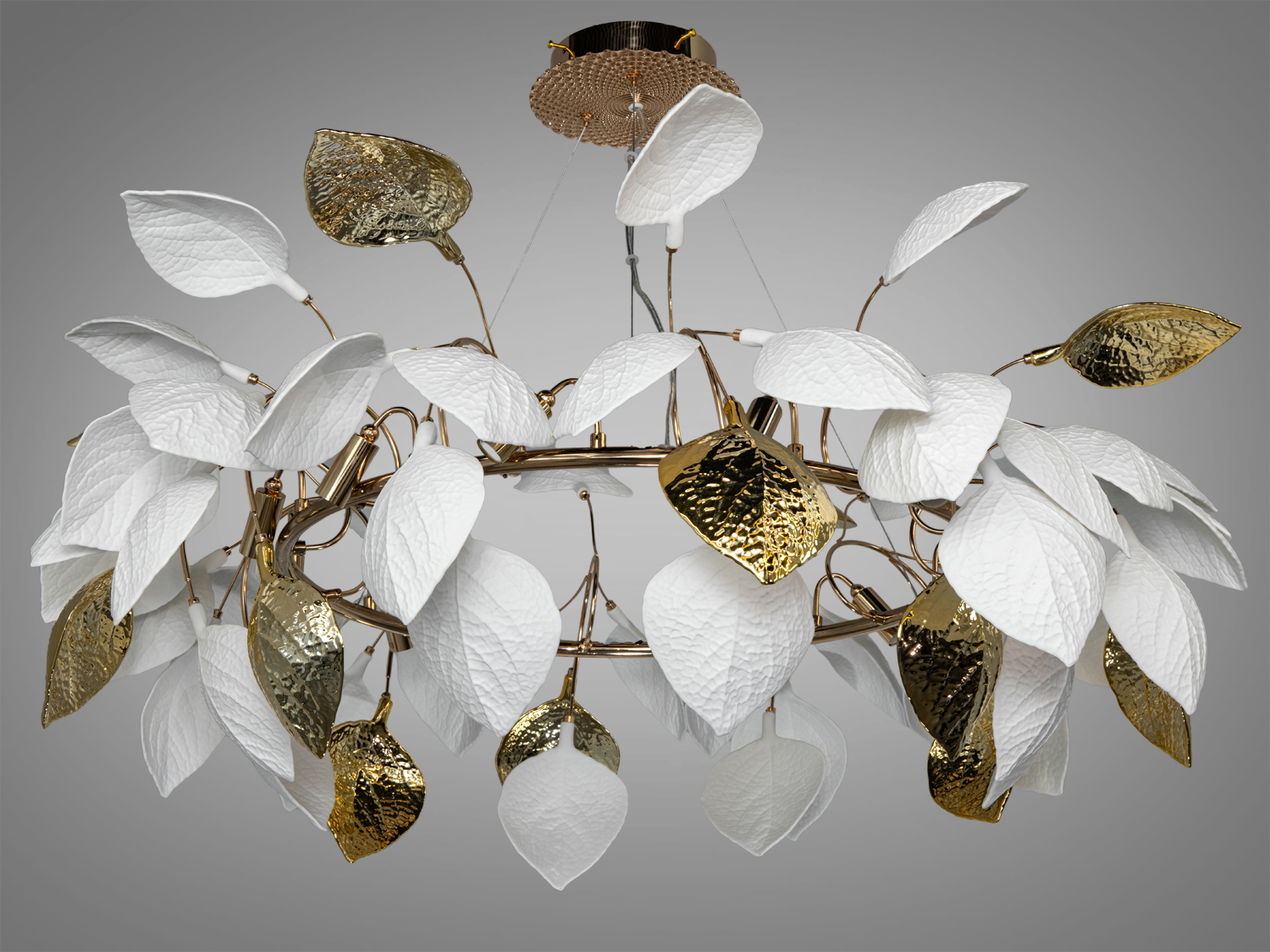 Підвісна люстра з білими та золотими листками, що нагадують природний мотив. Ідеальна для елегантного інтер’єру.
