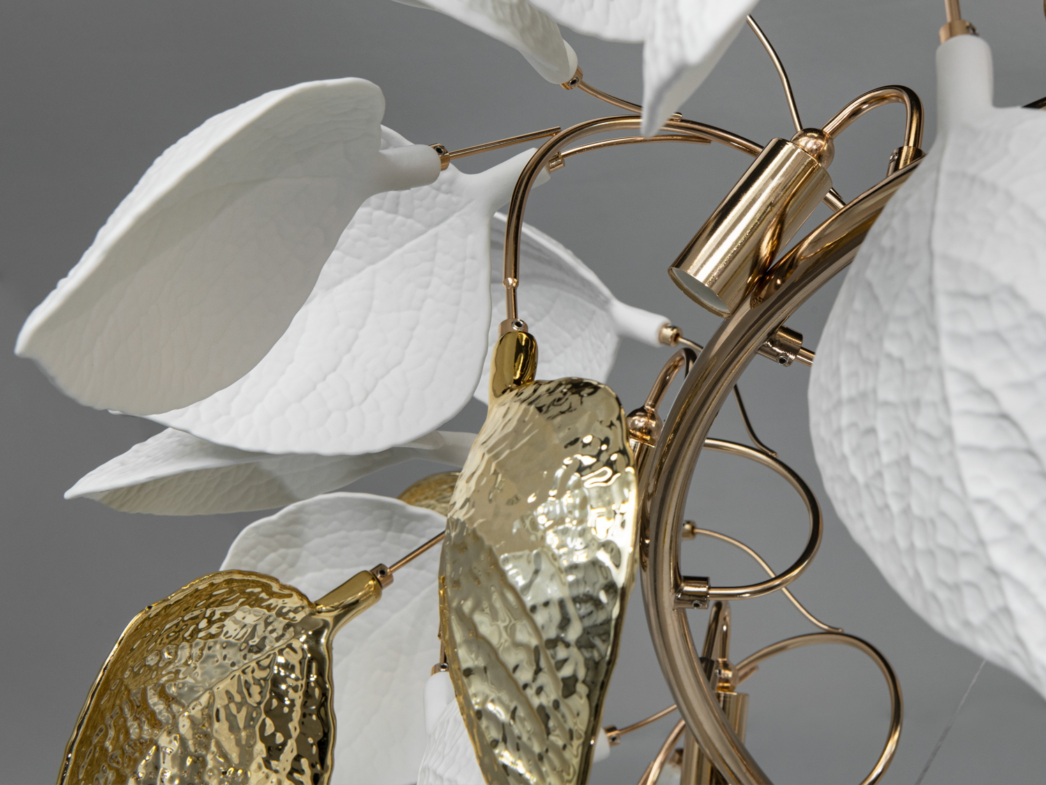 Люстра Diasha 7238-12PRGD з білими та золотими листками сучасна декоративна