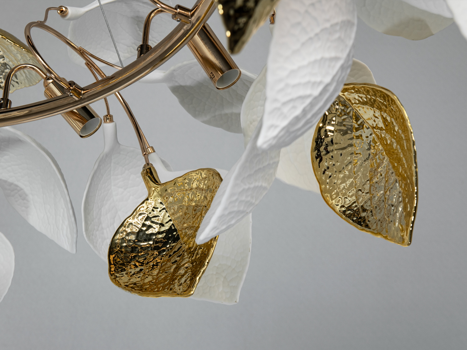 Люстра Diasha 7238-12PRGD з білими та золотими листками сучасна декоративна