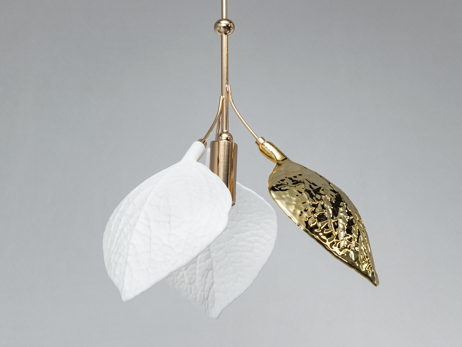 Світильник з трьома листками, два білі та один золотий, підвісний монтаж.