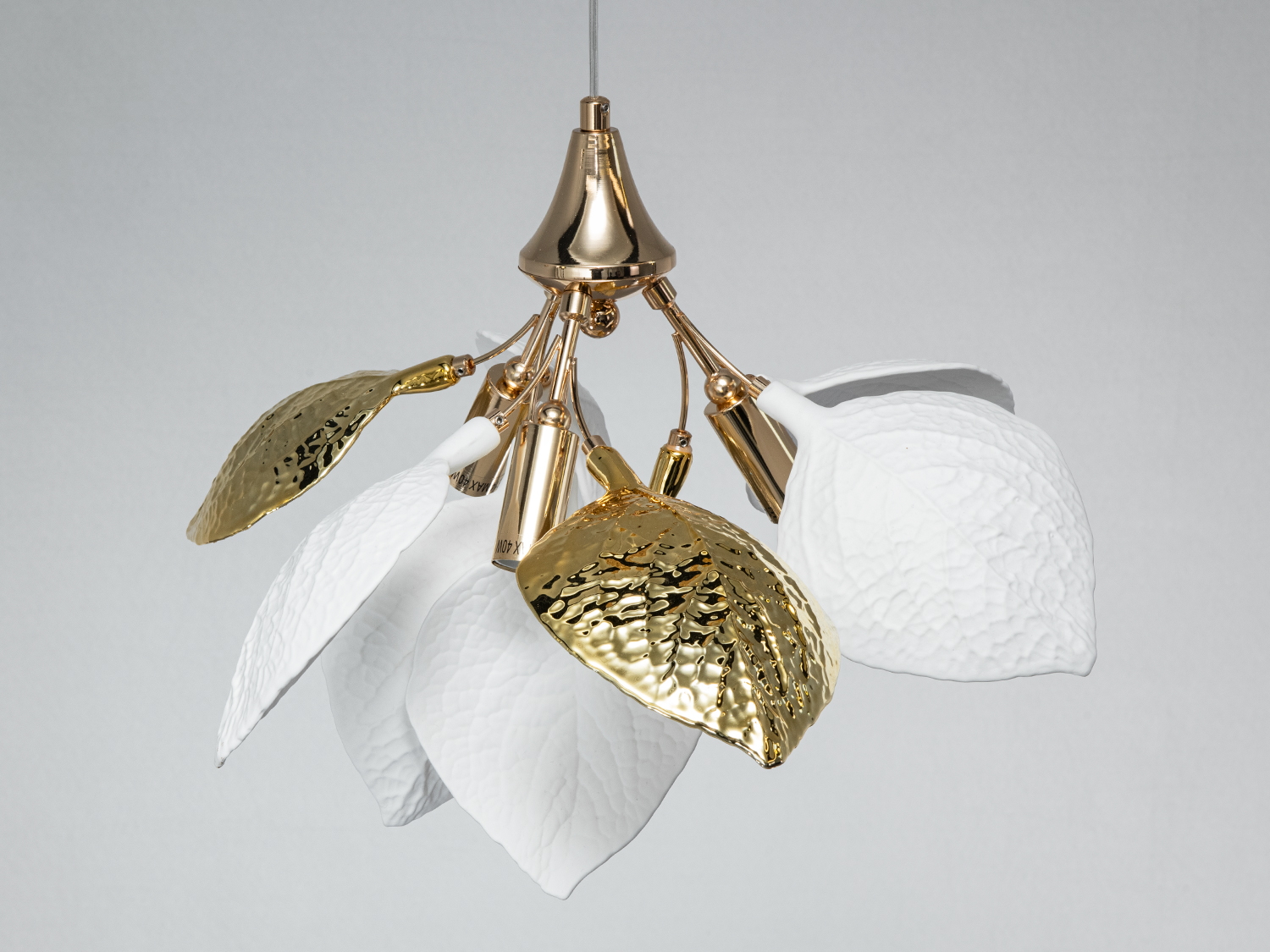 Декоративний світильник з білими та золотими листками, що підходить для елегантних інтер’єрів. Виготовлений з металу та скла.