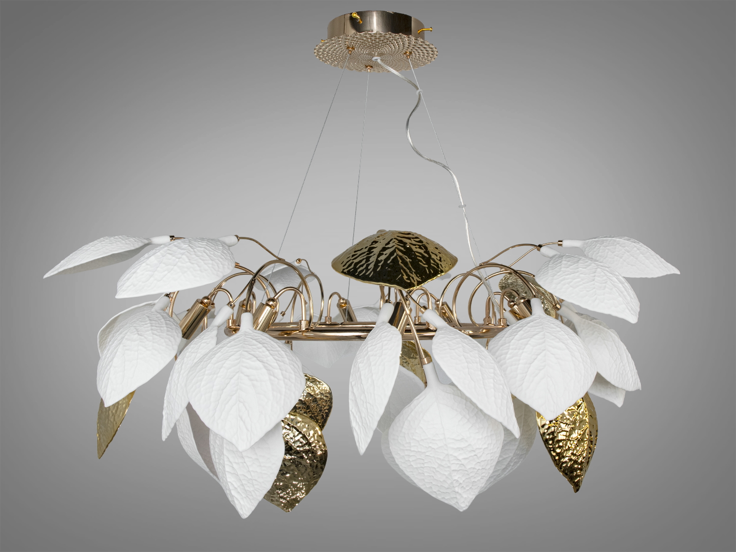 Підвісна люстра з текстурованими білими та золотими листками, що додають об’єм. Підходить для просторих приміщень.
