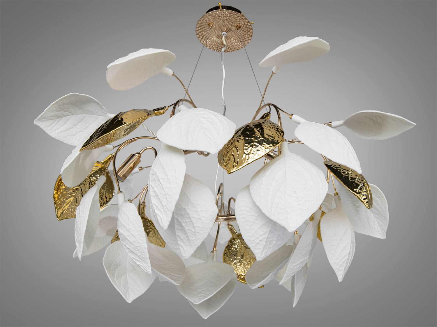 Підвісна люстра з керамічними біло-золотистими листками, 6 ламп E14 з можливістю димування для комфортного освітлення.