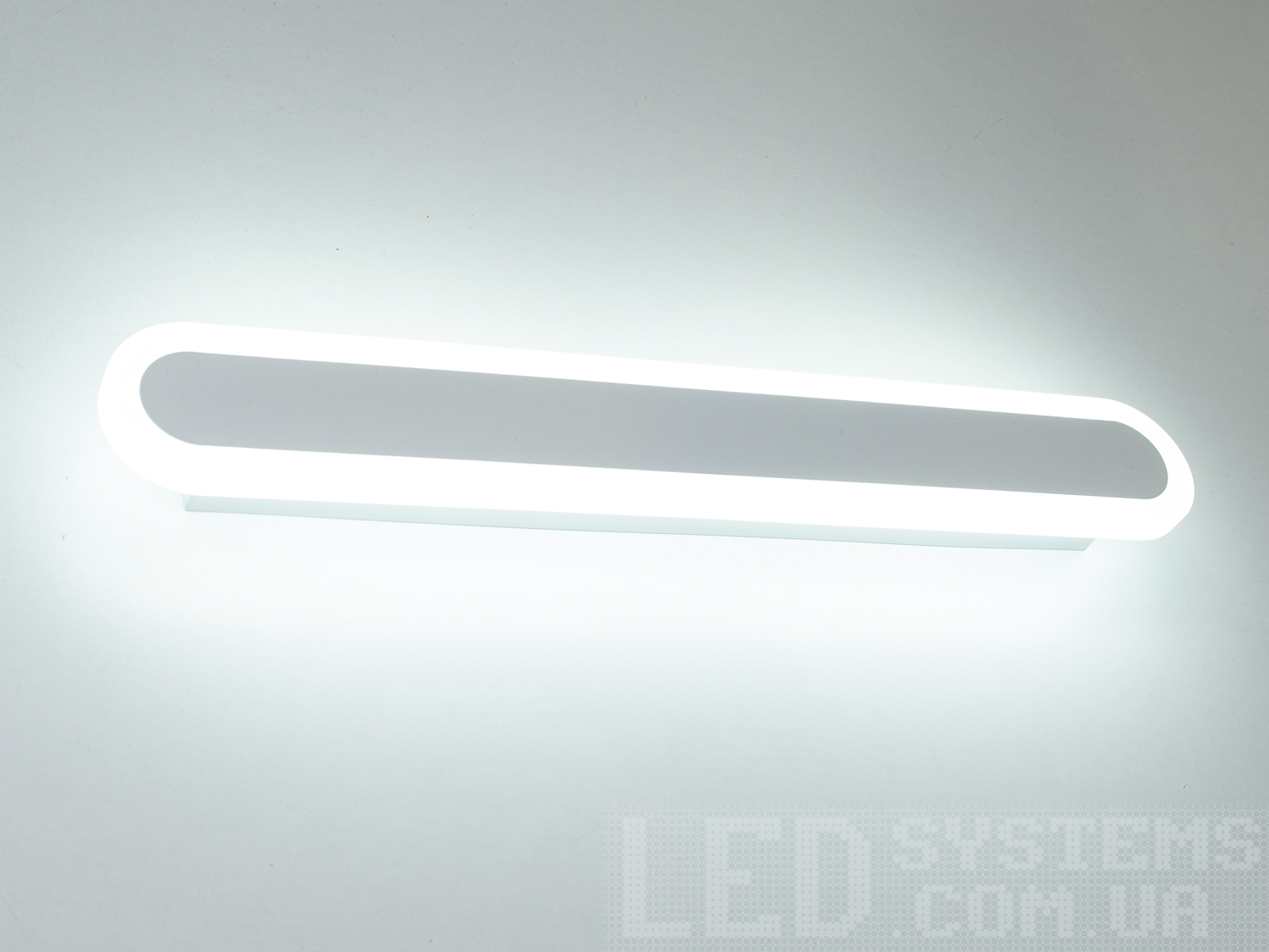 Світлодіодний світильник з підсвічуванням з незвичайним виконання плафонів, що обрамляють LED лампи. LED світильник є ідеальним рішенням для акцентного (елементного) підсвічування в інтер'єрі - підсвічування дзеркал, картин, стінних ніш, особливих деталей інтер'єру і є не просто утилітарним світильником як звичайне лінійне підсвічування. Світильник має унікальні світлодіодні енергозберігаючі лампи. Які при дуже низькій споживаній потужності створюють потужний світловий потік. Витончені накладні світлодіодні світильники призначені для створення яскравого світлодіодного освітлення з регульованою температурою кольору від теплого білого до холодного білого. Перемикання спектрів світіння світлодіодного світильника здійснюється простим вимкненням-вмиканням. Кріпиться до будь-яких видів поверхонь універсальним кріпленням-на планку.