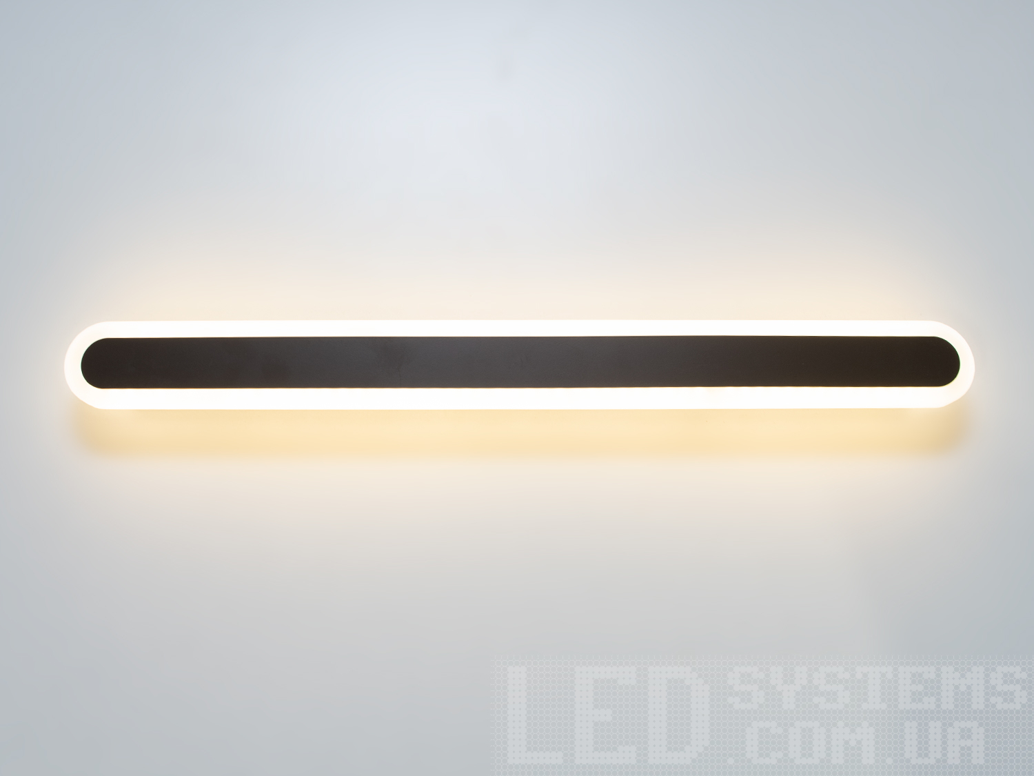 Світлодіодний світильник-бра на 30W відрізняється своєю унікальністю та сучасним дизайном. Він представляє собою елегантну і лаконічну лінію світла, яка ідеально підходить для створення чистого освітлення в будь-якому просторі, будь то спальня або кабінет. Його чисті, прямі лінії і мінімалістична естетика роблять його вишуканим доповненням до сучасного інтер'єру.
Світильник-бра складається з довгої світлодіодної панелі, обрамленої тонкою акриловою обідкою, що надає йому витонченого зовнішнього вигляду. Металева основа світильника має ненав'язливий чорний матовий колір, що контрастує з яскравістю світлодіодів, створюючи візуальний інтерес і глибину. Відсутність видимих кріплень і кабелів посилює враження легкості та плавності дизайну.
Освітлення від цього світильника не мерехтить, що робить його безпечним для очей і забезпечує комфорт при його використанні протягом тривалого часу. Це особливо важливо, коли світильник використовується в якості додаткового джерела світла в кабінеті або як нічне освітлення в спальні.
Великий термін використання є однією з ключових переваг світлодіодних світильників, і цей бра не є винятком. Його світлодіоди розраховані на довгий термін служби, забезпечуючи надійне та енергоефективне освітлення, що знижує потребу в частій заміні світлодіодної стрічки і допомагає економити витрати на електроенергію.
Світильник-бра може ефективно доповнити будь-який інтер'єр, від класичного до ультрамодерного, додавши стрункість та елегантність своїм обрисам. Його простий, але ефектний дизайн робить його ідеальним варіантом для тих, хто прагне створити спокійну, але стильну атмосферу.
Коли мова заходить про покупку, цей світильник-бра також може бути доступним варіантом для тих, хто шукає якість за розумною ціною. Його вартість і якість роблять його привабливим вибором для широкого кола покупців, що шукають не лише функціональність, але й дизайнерську цінність у своїх освітлювальних рішеннях.
У підсумку, цей світлодіодний бра не просто освітлює простір, він приносить в нього стиль та досконалість, роблячи кожну стіну полотном для вираження сучасного мистецтва освітлення.