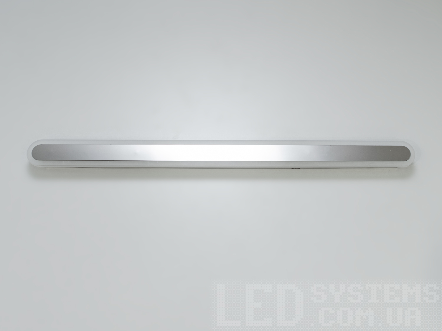 Світильник-планка з LED підсвічуванням з незвичайним виконання плафонів, що обрамляють LED лампи. LED світильник є ідеальним рішенням для акцентного (елементного) підсвічування в інтер'єрі - підсвічування дзеркал, картин, стінних ніш, особливих деталей інтер'єру і є не просто утилітарним світильником як звичайне лінійне підсвічування. Світильник має унікальні світлодіодні енергозберігаючі лампи. Які за дуже низької споживаної потужності створюють потужний світловий потік. Витончені накладні світлодіодні світильники призначені для створення яскравого світлодіодного освітлення з регульованою температурою кольору від теплого білого до холодного білого. Перемикання спектрів світіння світлодіодного світильника здійснюється простим вимкненням-вмиканням. Кріпиться до будь-яких видів поверхонь універсальним кріпленням-на планку.