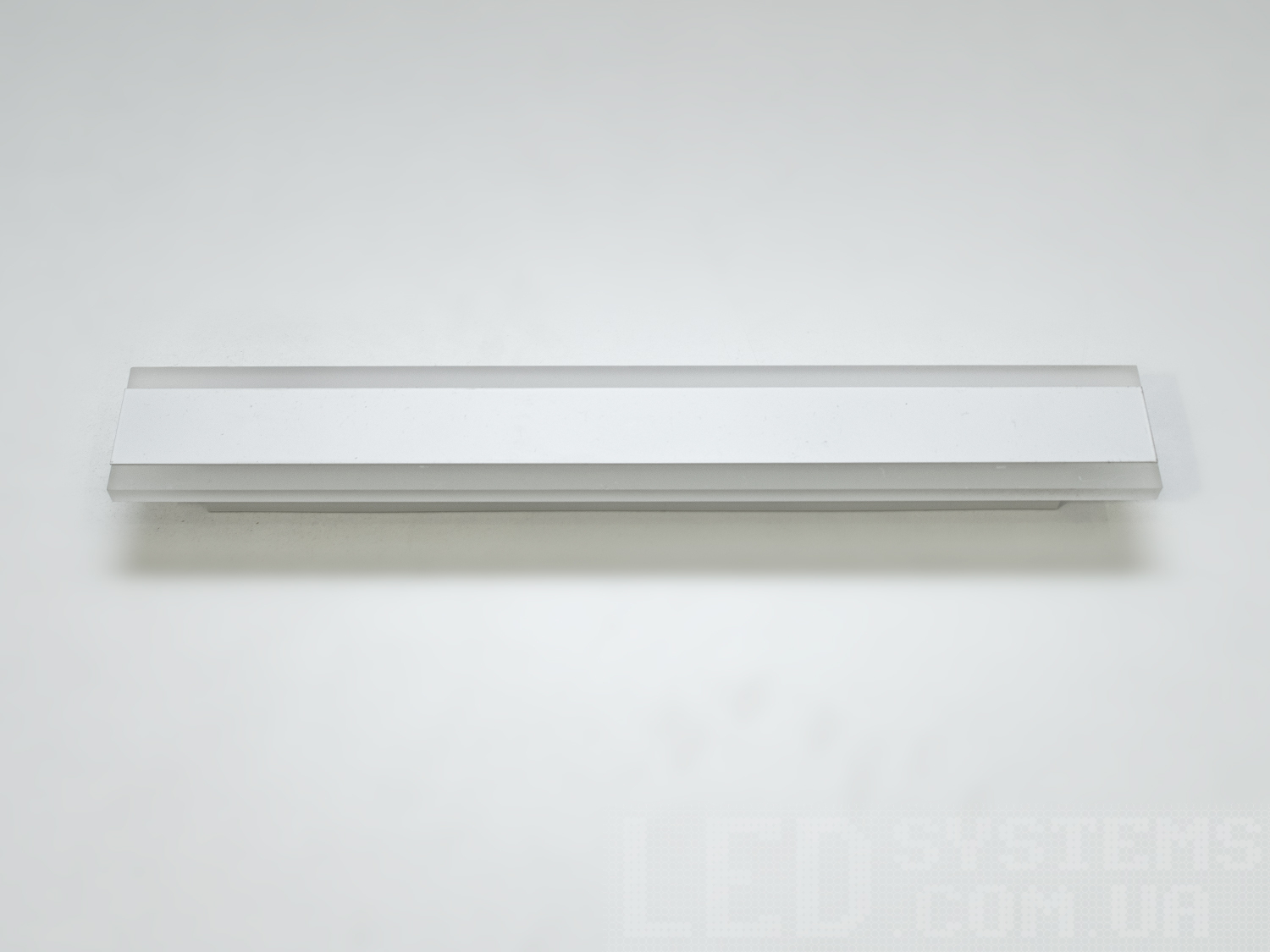 Витончений накладний LED світильник білого кольору з незвичайним виконанням плафонів, що обрамляють LED лампи. LED світильник є ідеальним рішенням для акцентного (елементного) підсвічування в інтер'єрі - підсвічування дзеркал, картин, стінних ніш, особливих деталей інтер'єру і є не просто утилітарним світильником як звичайне лінійне підсвічування. Світильник має унікальні світлодіодні енергозберігаючі лампи. Які за дуже низької споживаної потужності створюють потужний світловий потік. Витончені накладні світлодіодні світильники призначені для створення яскравого світлодіодного освітлення з регульованою температурою кольору від теплого білого до холодного білого. Перемикання спектрів світіння світлодіодного світильника здійснюється простим вимкненням-вмиканням. Кріпиться до будь-яких видів поверхонь універсальним кріпленням-на планку.