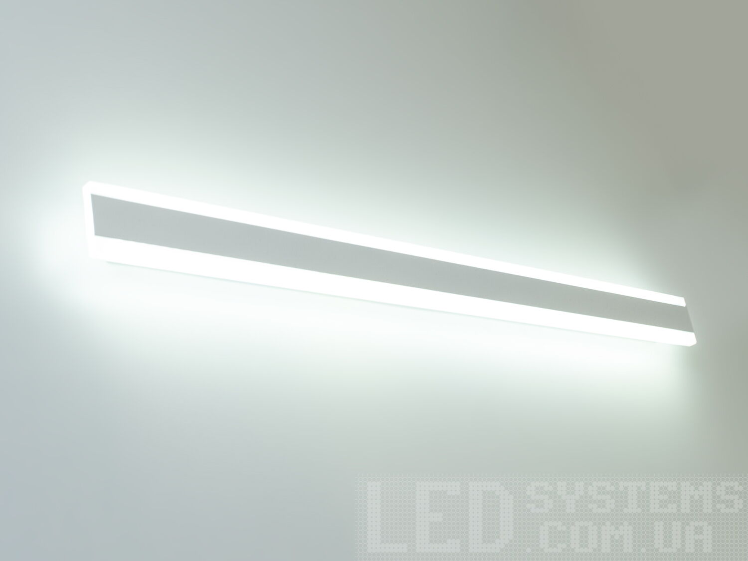 Світильник-планка з LED лампою, що обрамляє, з незвичайним виконання плафонів, що обрамляють LED лампи. LED світильник є ідеальним рішенням для акцентного (елементного) підсвічування в інтер'єрі - підсвічування дзеркал, картин, стінних ніш, особливих деталей інтер'єру і є не просто утилітарним світильником як звичайне лінійне підсвічування. Світильник має унікальні світлодіодні енергозберігаючі лампи. Які за дуже низької споживаної потужності створюють потужний світловий потік. Витончені накладні світлодіодні світильники призначені для створення яскравого світлодіодного освітлення з регульованою температурою кольору від теплого білого до холодного білого. Перемикання спектрів світіння світлодіодного світильника здійснюється простим вимкненням-вмиканням. Кріпиться до будь-яких видів поверхонь універсальним кріпленням-на планку.