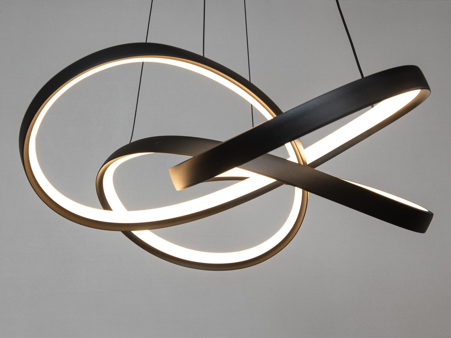 Світлодіодна люстра світить теплим кольором світіння, та також має режими нейтрального і холодного світла.