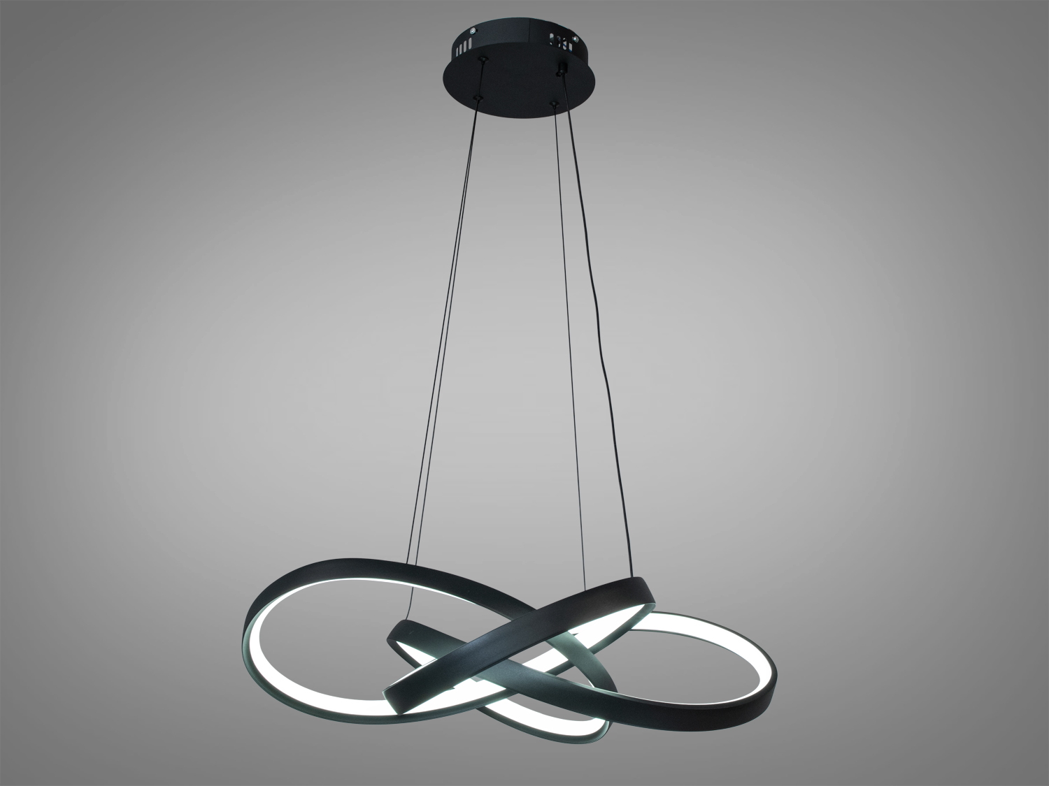 Сучасна LED люстра світить нейтральним кольором світіння наче денне світло.