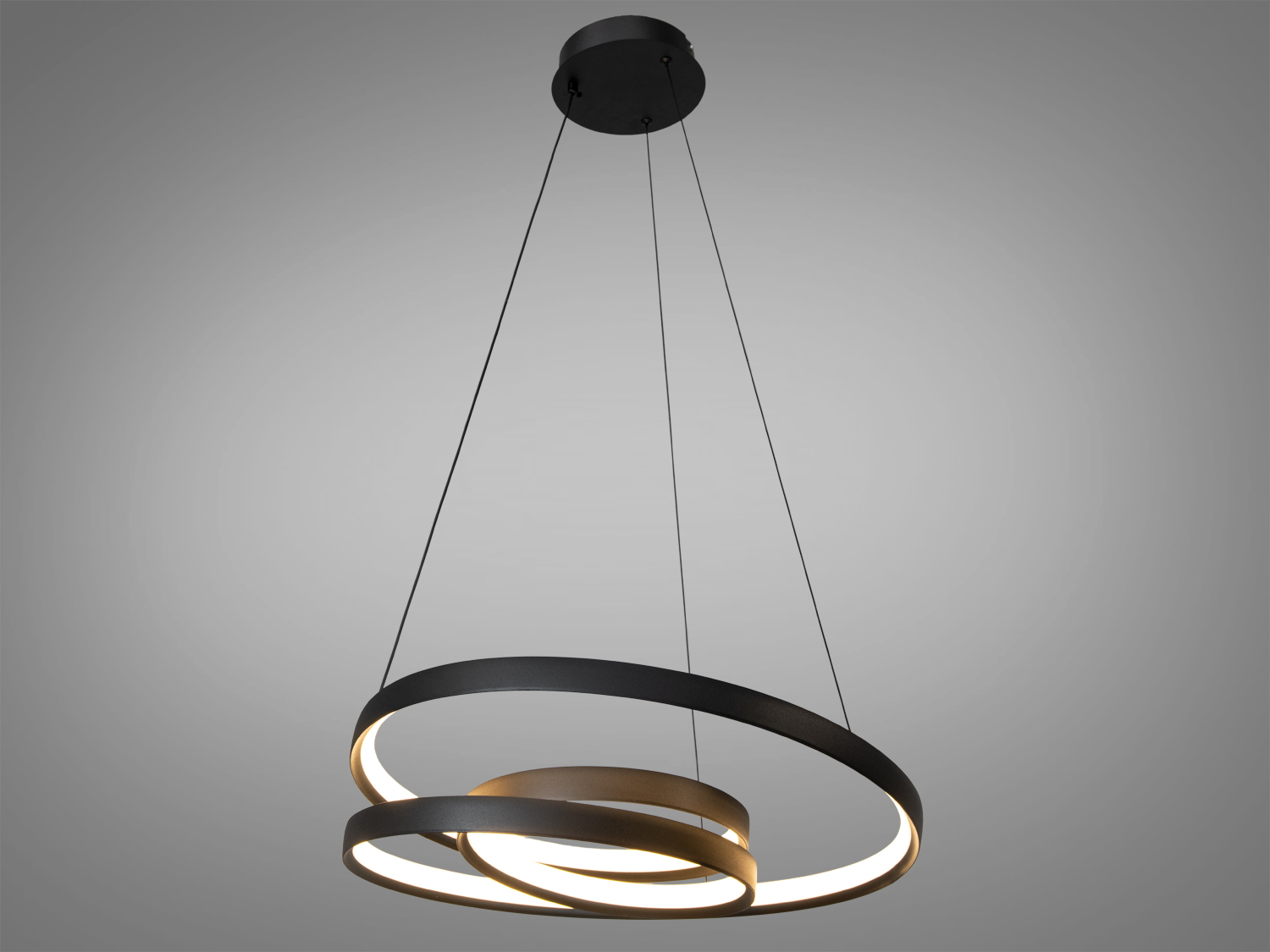 Акриловий розсіювач мяко обрамляє світло, створюючи ефект, що зачаровує, а металева основа надає конструкції міцність і стильний мінімалізм.